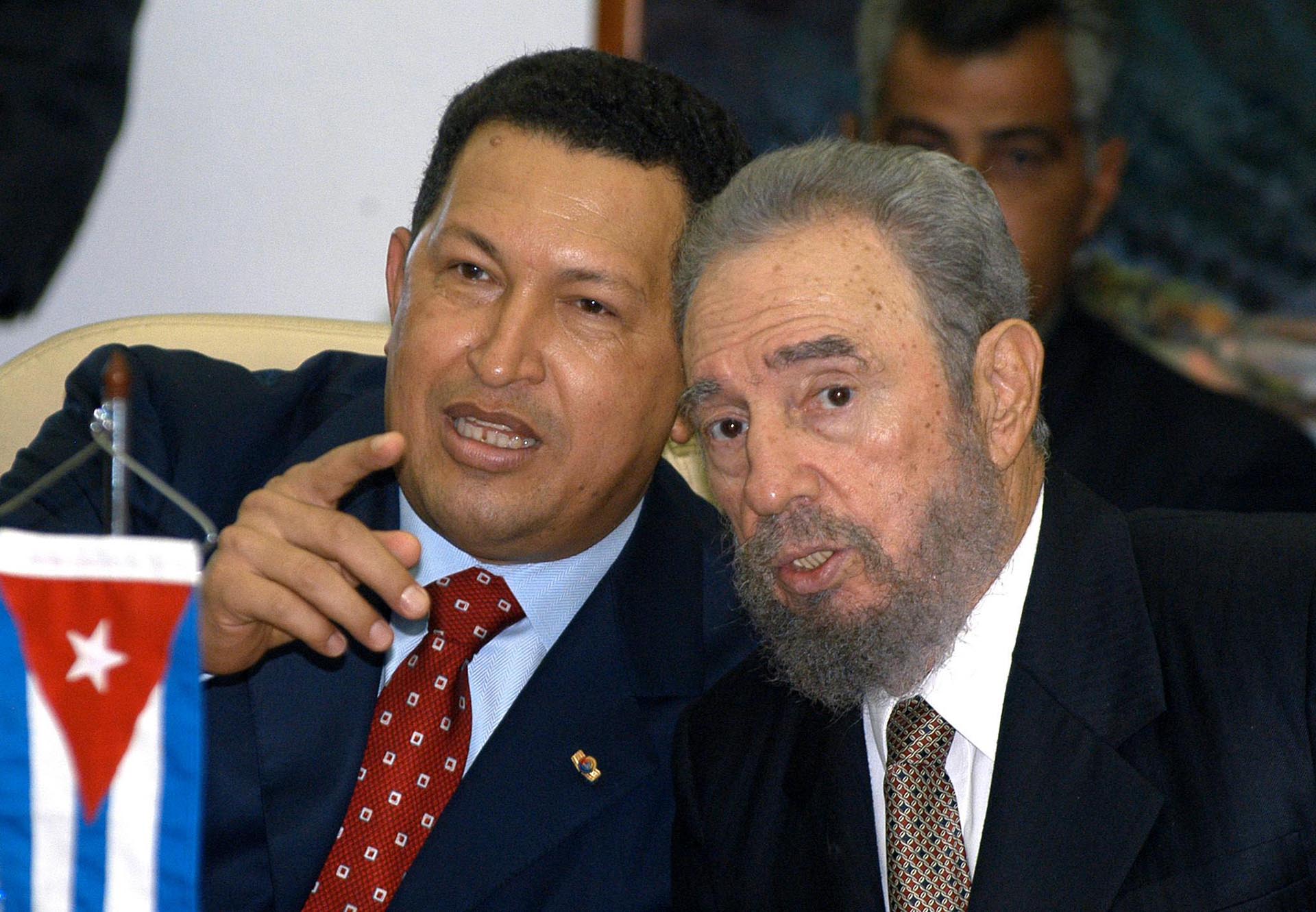 Fidel Castro junto a Hugo Chavez el 20 de agosto de 2005 en la Escuela Latinoamericana de Medicina en La Habana (AFP)