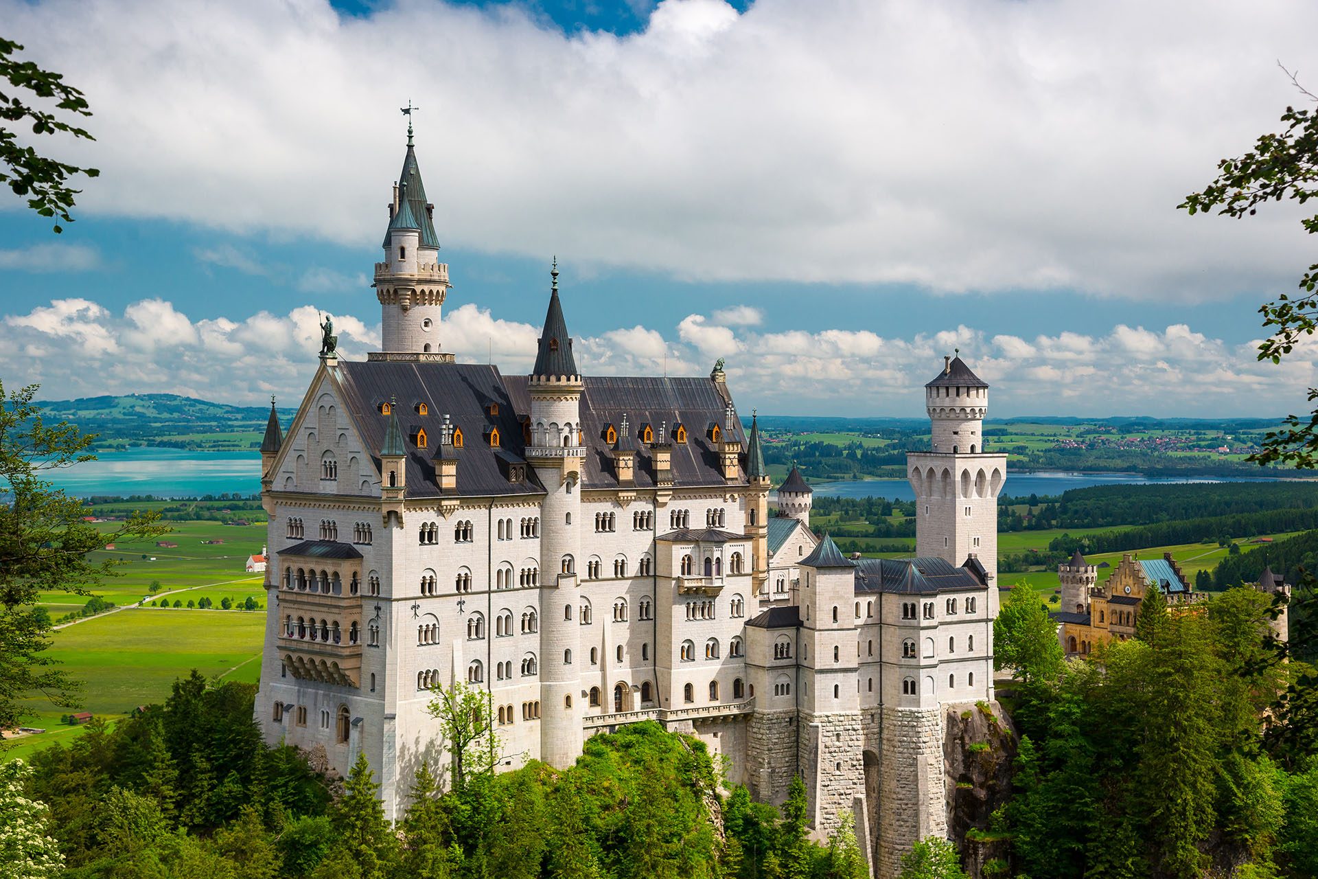 Nacido bajo el encargo de El Rey Loco en una época en la que castillos y fortalezas ya no eran necesarios, el Castillo de Neuschwanstein es una construcción de ensueño rodeada por un hermoso paisaje