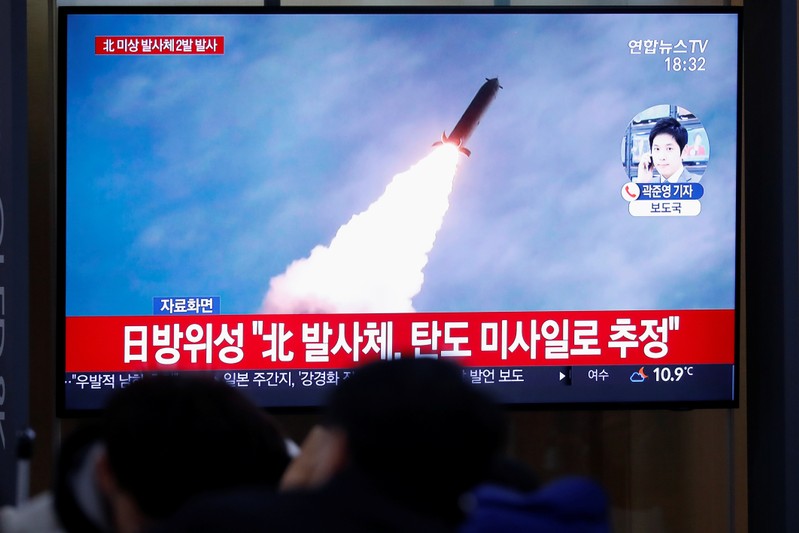 Foto de archivo. Personas miran una transmisión de televisión de un informe de noticias sobre Corea del Norte disparando un proyectil no identificado, en Seúl, Corea del Sur. 28 de noviembre de 2019. REUTERS/Kim Hong-Ji.