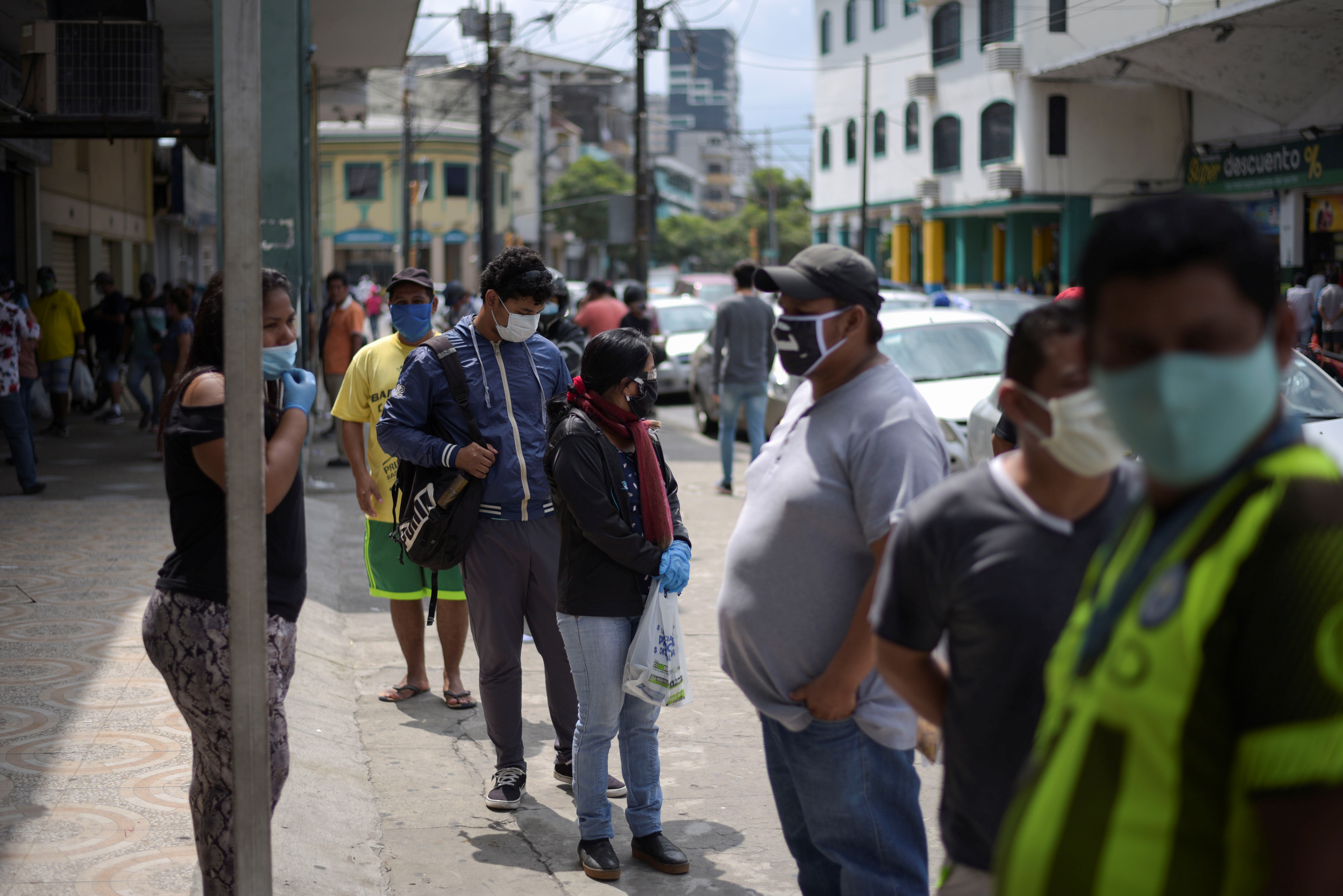 Personas hacen filas en Guayaquil, Ecuador (REUTERS/Vicente Gaibor del Pino)
