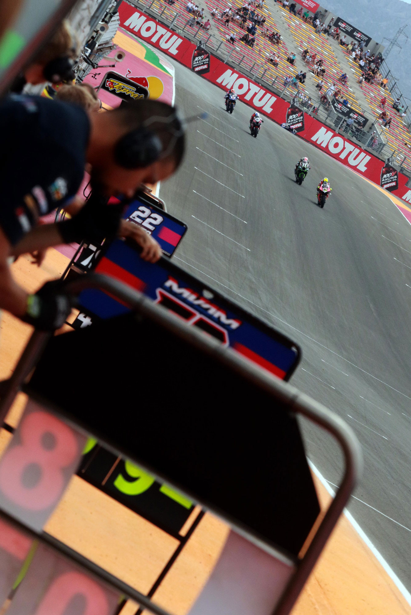 El rugir de los motores de las motos es ensordecedor al borde de la pista (Pato Bonaventura)
