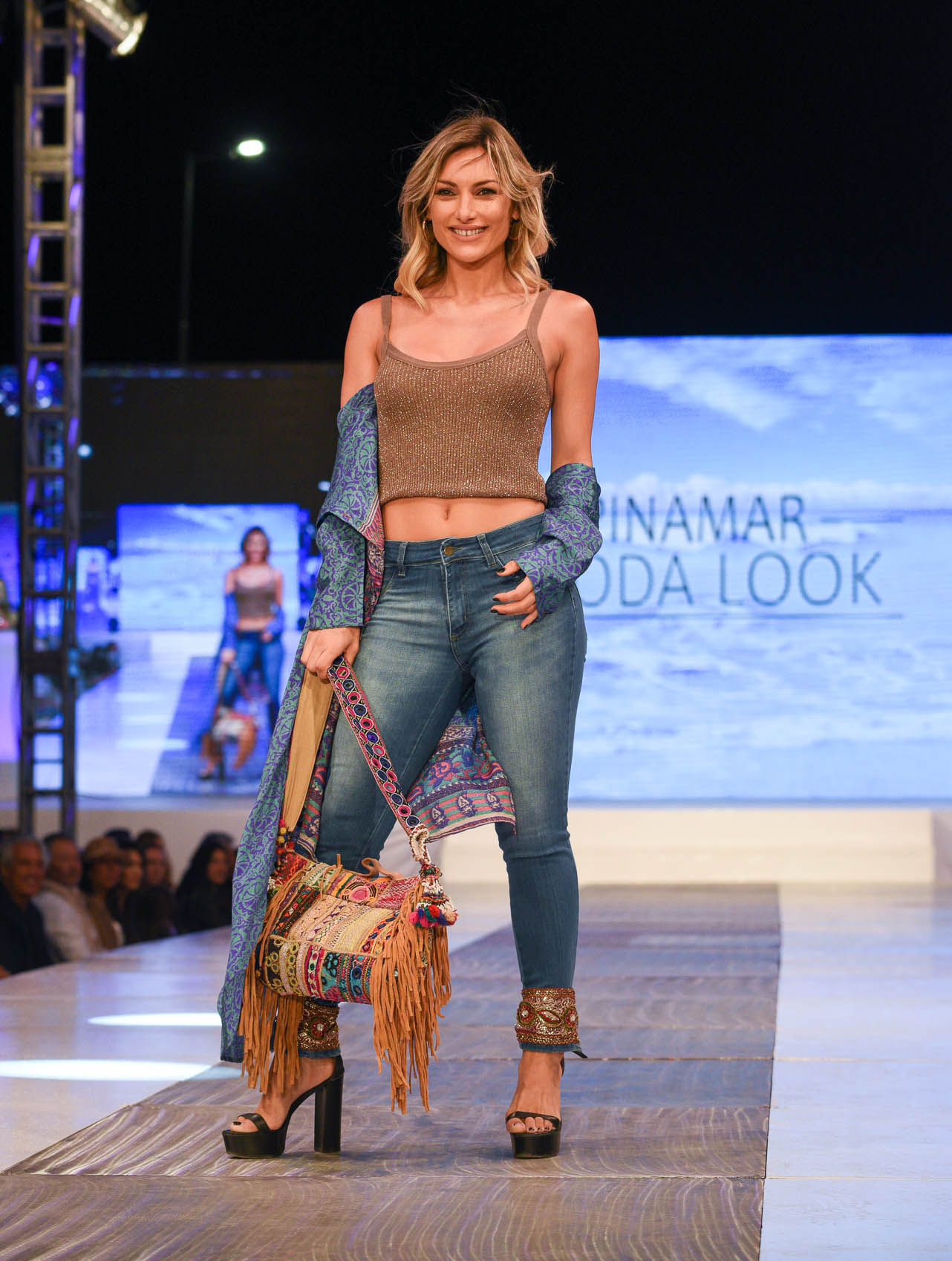 Sofía Macaggi dio el presente en la pasarela en la pasada de la firma Rosarito que presentó una colección de tejidos estilo indie de epíritu bohemio con las tendencias actuales. “Siluetas holgadas para que sus diseños puedan ser felizmente usados por todas”, así la describieron los conductores