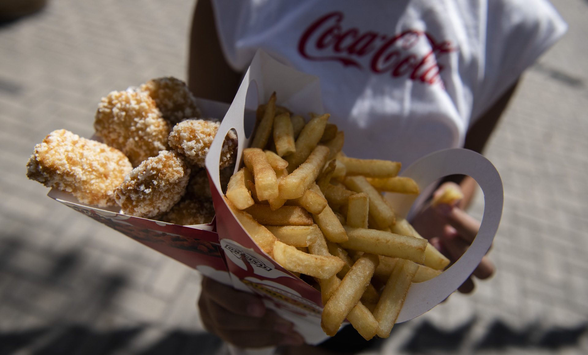 En Aloha Papas hay opciones de papas fritas y nuggets, una de las favoritas y más elegidas por los adolescentes para comer en la hora del almuerzo