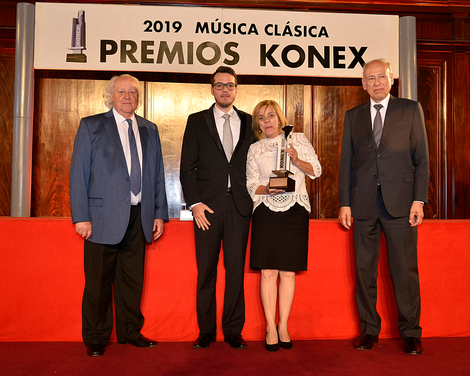 En la categoría Konex Mercosur fue distinguido, In Memoriam, José Antonio Abreu. Pasó al escenario Ana Abreu junto a su hijo