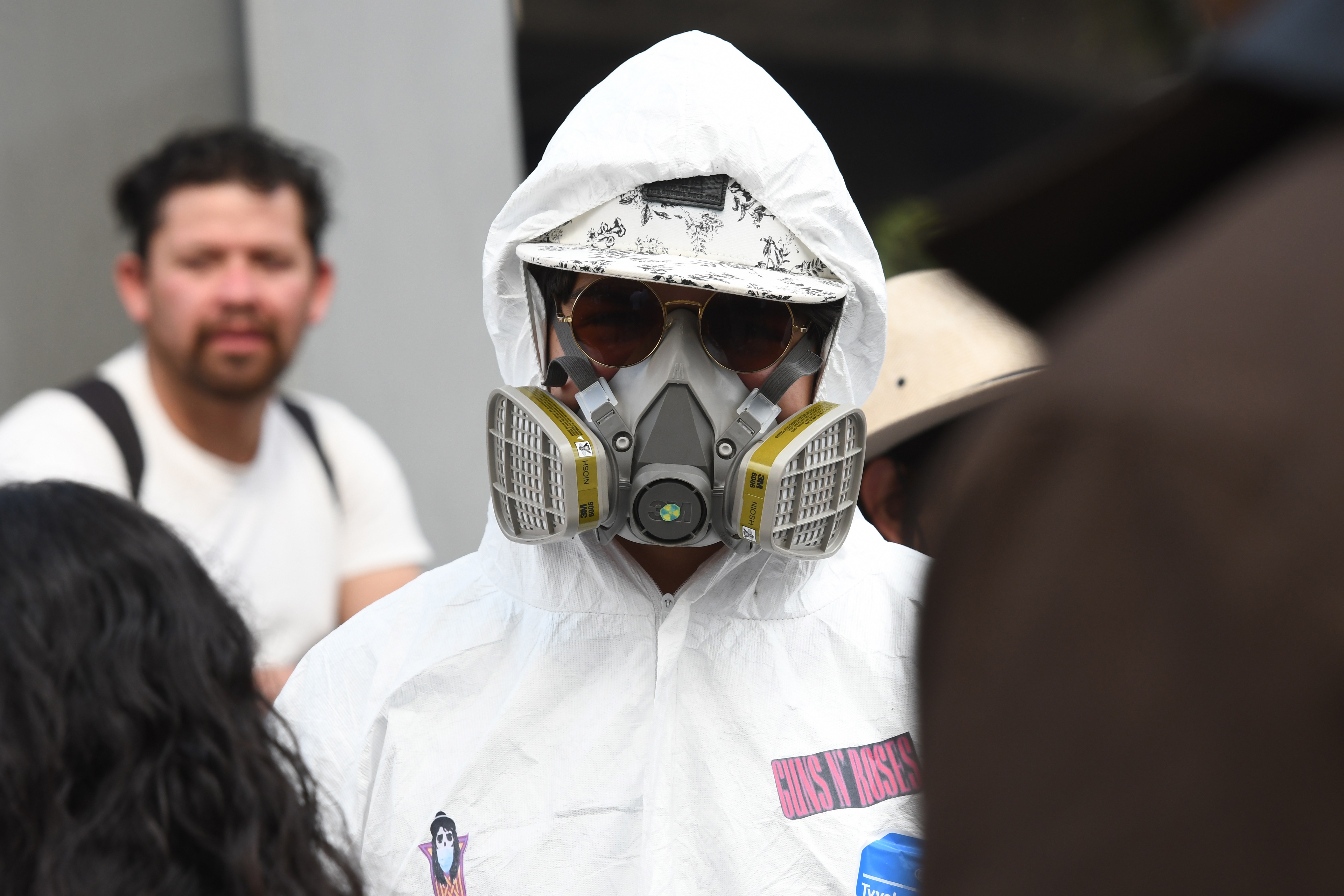 Un joven asiste con protección por el coronavirus al Festival Vive Latino.