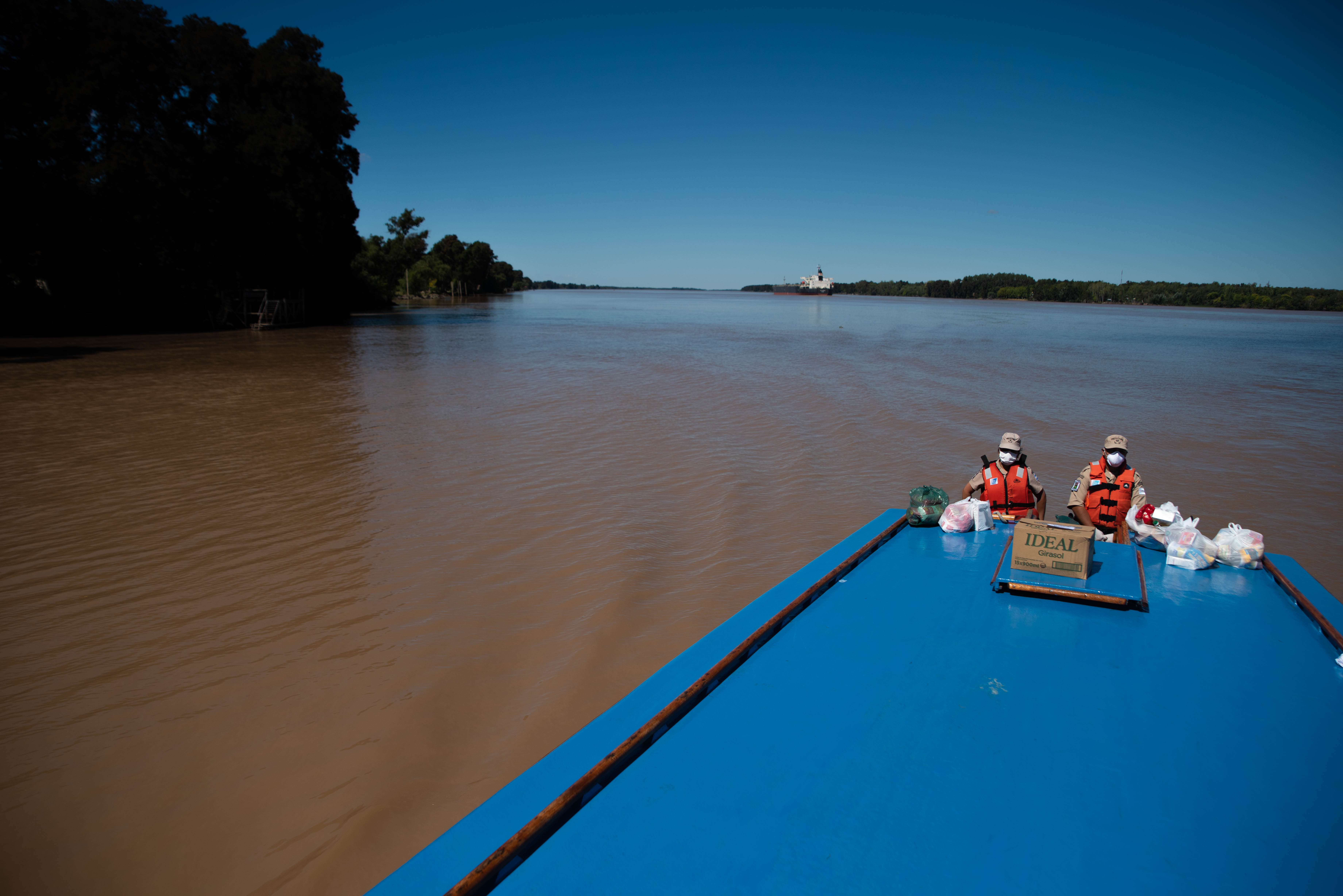 Una de las lanchas utilizadas para repartir los alimentos quedó prácticamente vacía al final del recorrido en el Río Paraná. (Foto: Franco Fafasuli)