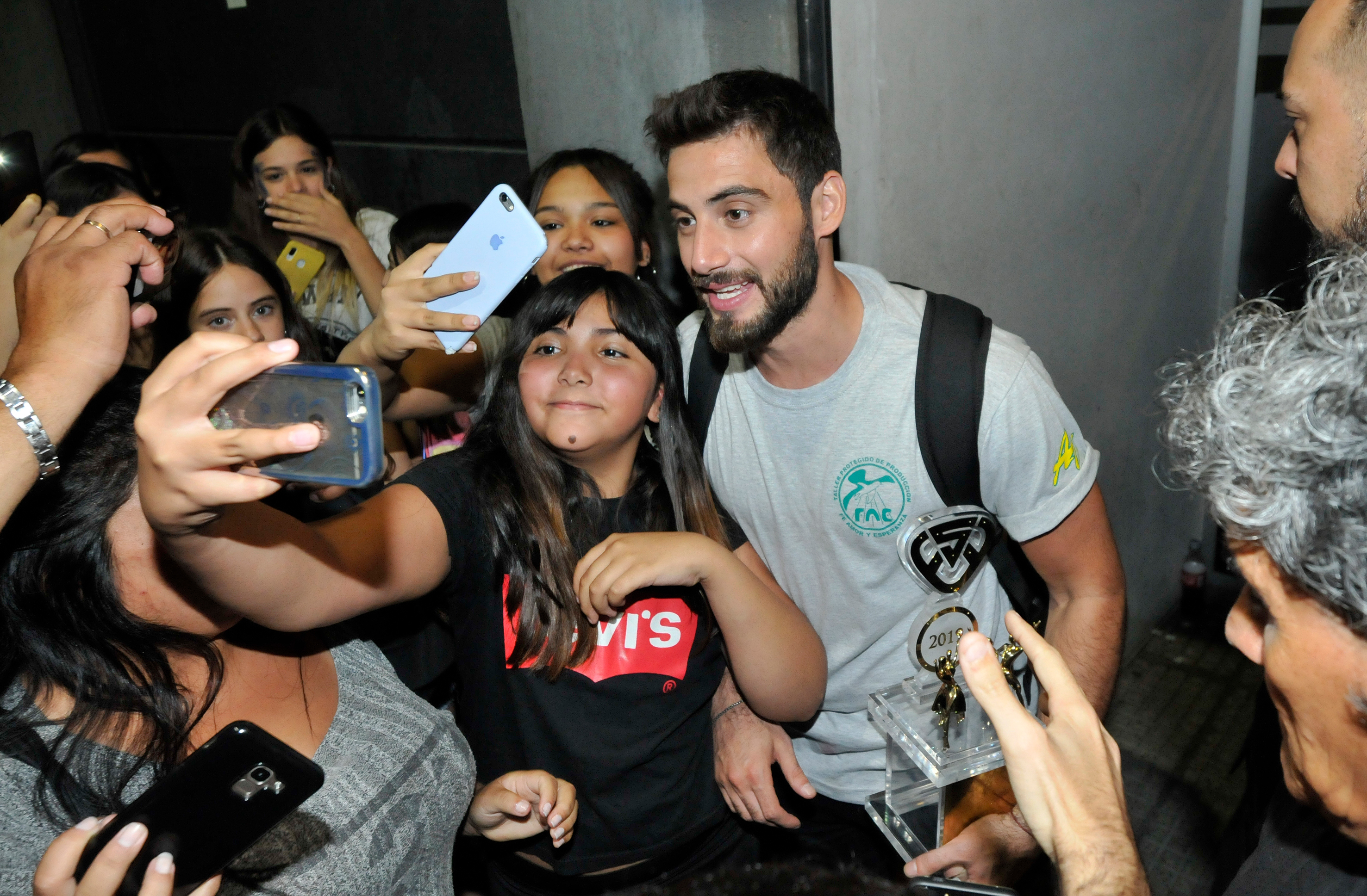 Nico, rodeado por sus fans