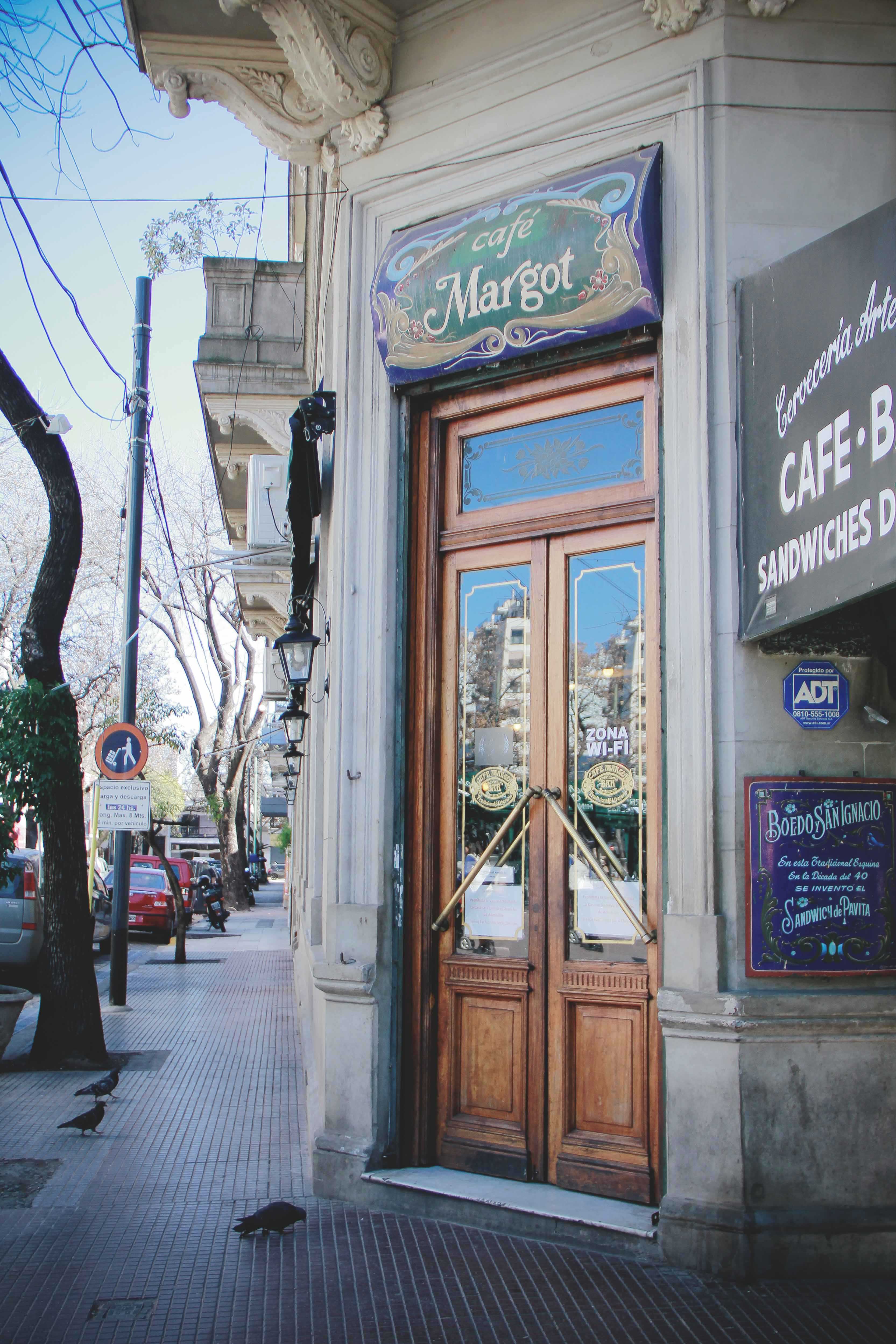 Con sus legendarias puertas de madera, Café Margot invita a sus comensales a pasar al mítico café de Boedo