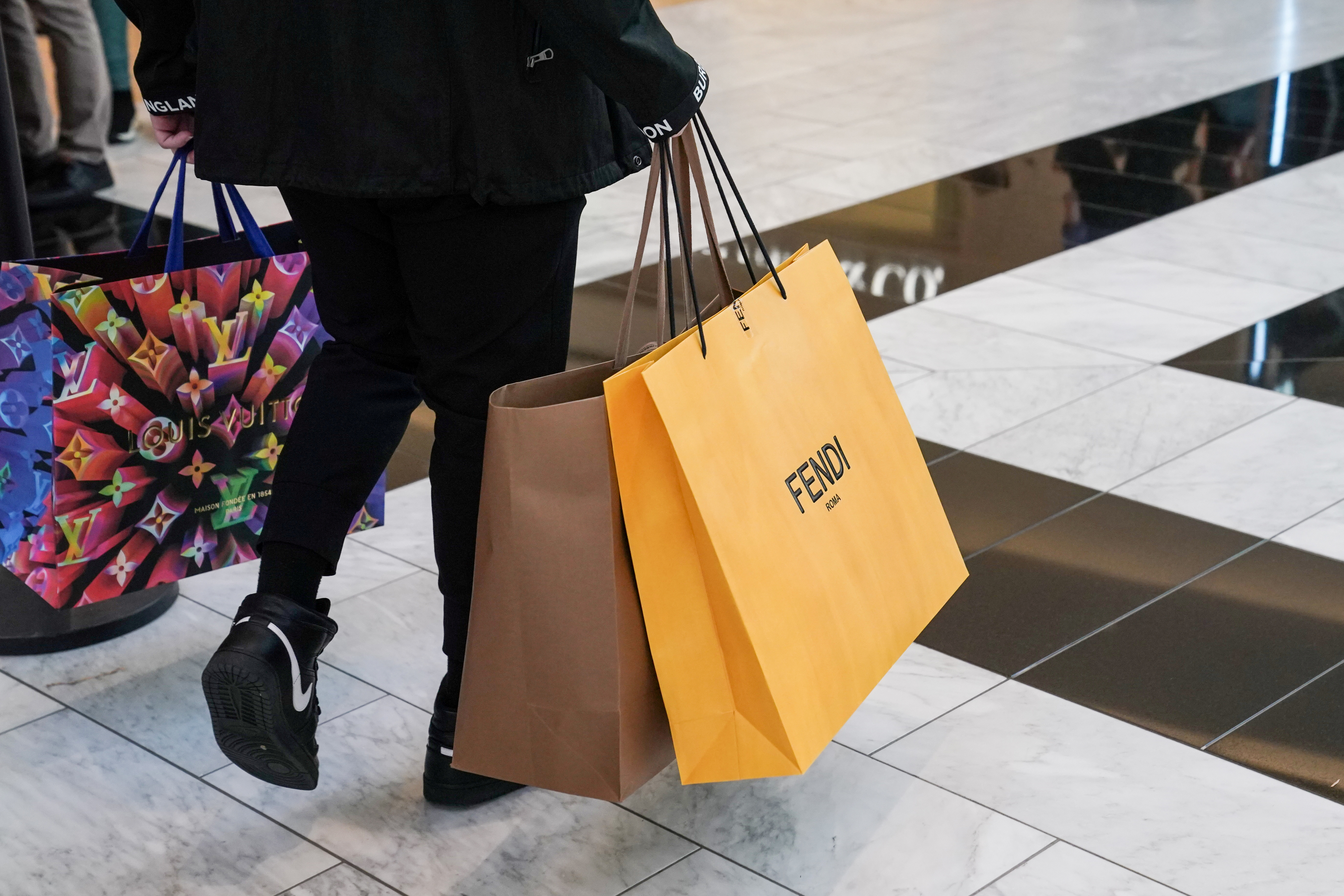 Una compradora en un centro comercial en EEUU. REUTERS/Sarah Silbiger/File Photo