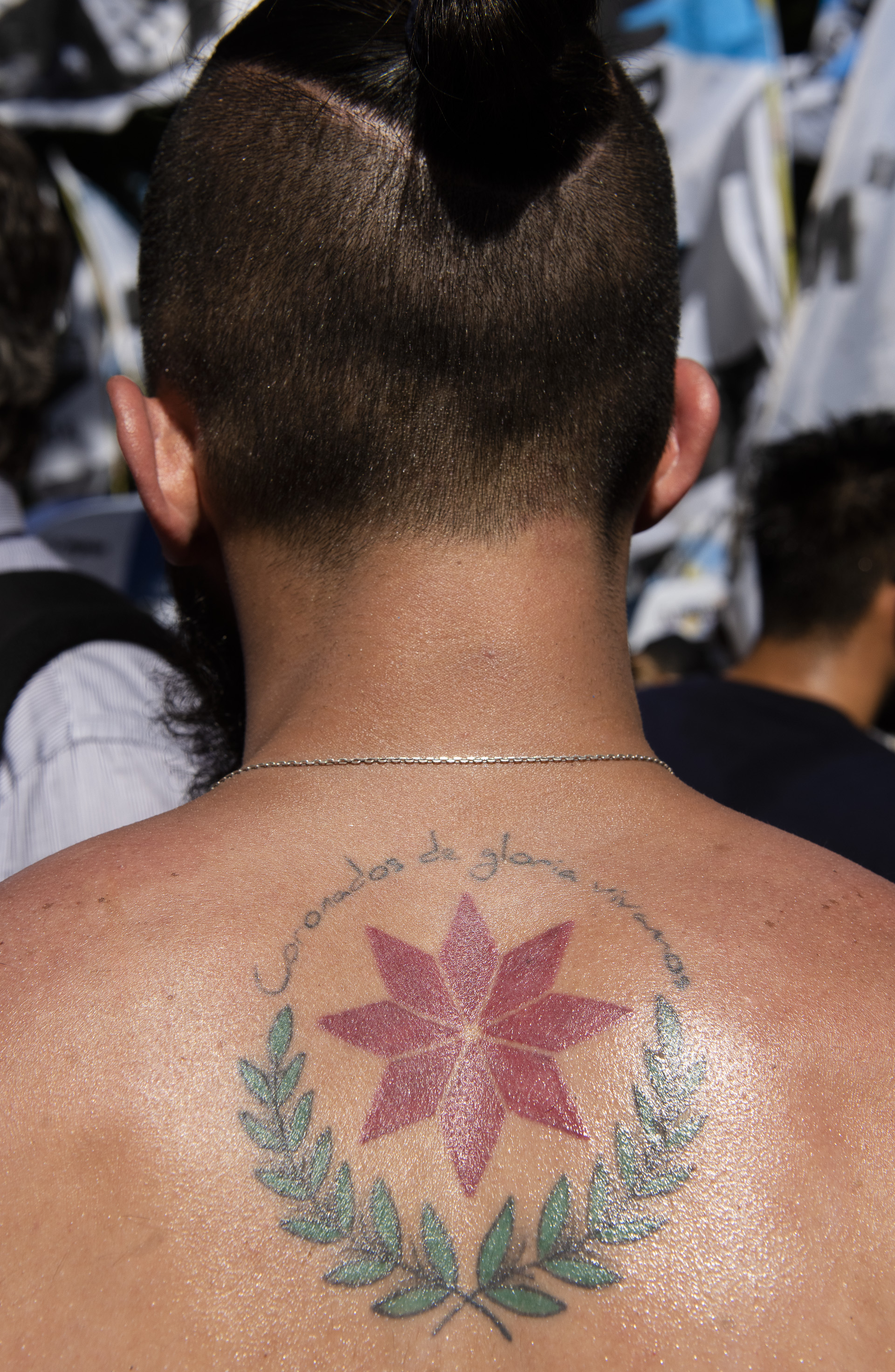 Un tatuaje de la Estrella Federal en la espalda de un joven