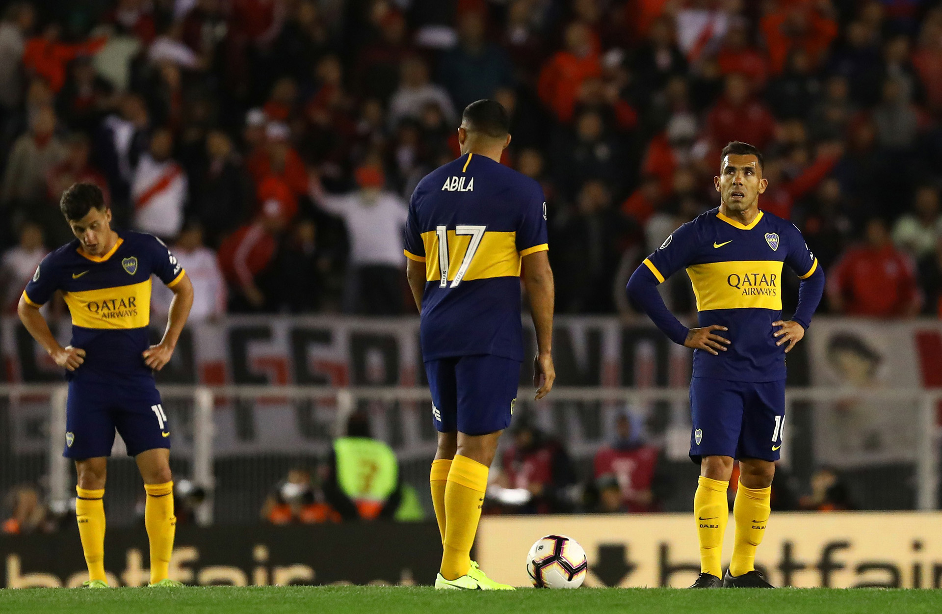 La pesadumbre de Capaldo, Ábila y Tevez, el más repudiado por los hinchas de River en Boca (Foto Baires)