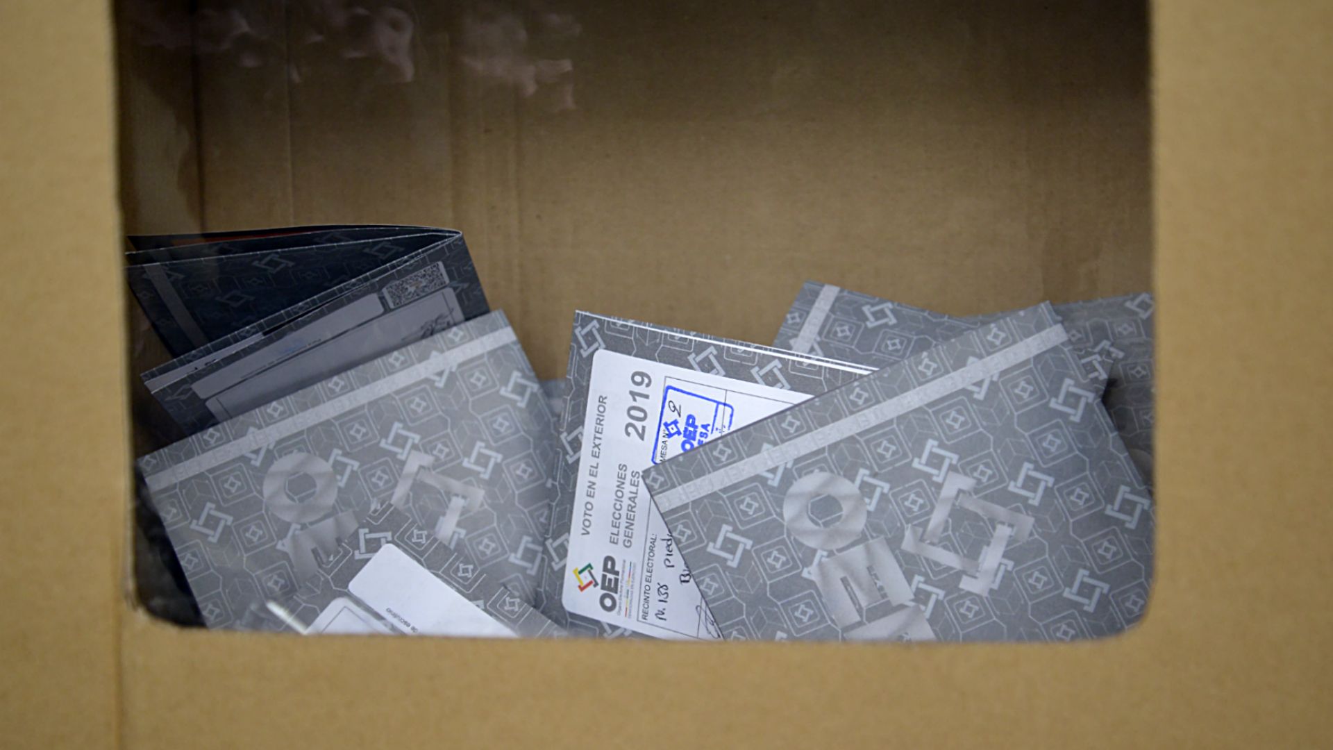La urna posee una de sus caras cubierta con un plástico transparente donde se puede observar que en su interior solamente hay boletas de votación, evitando de esta manera que los votantes impugnen su voto introduciendo papeles que no tengan validez para el acto eleccionario