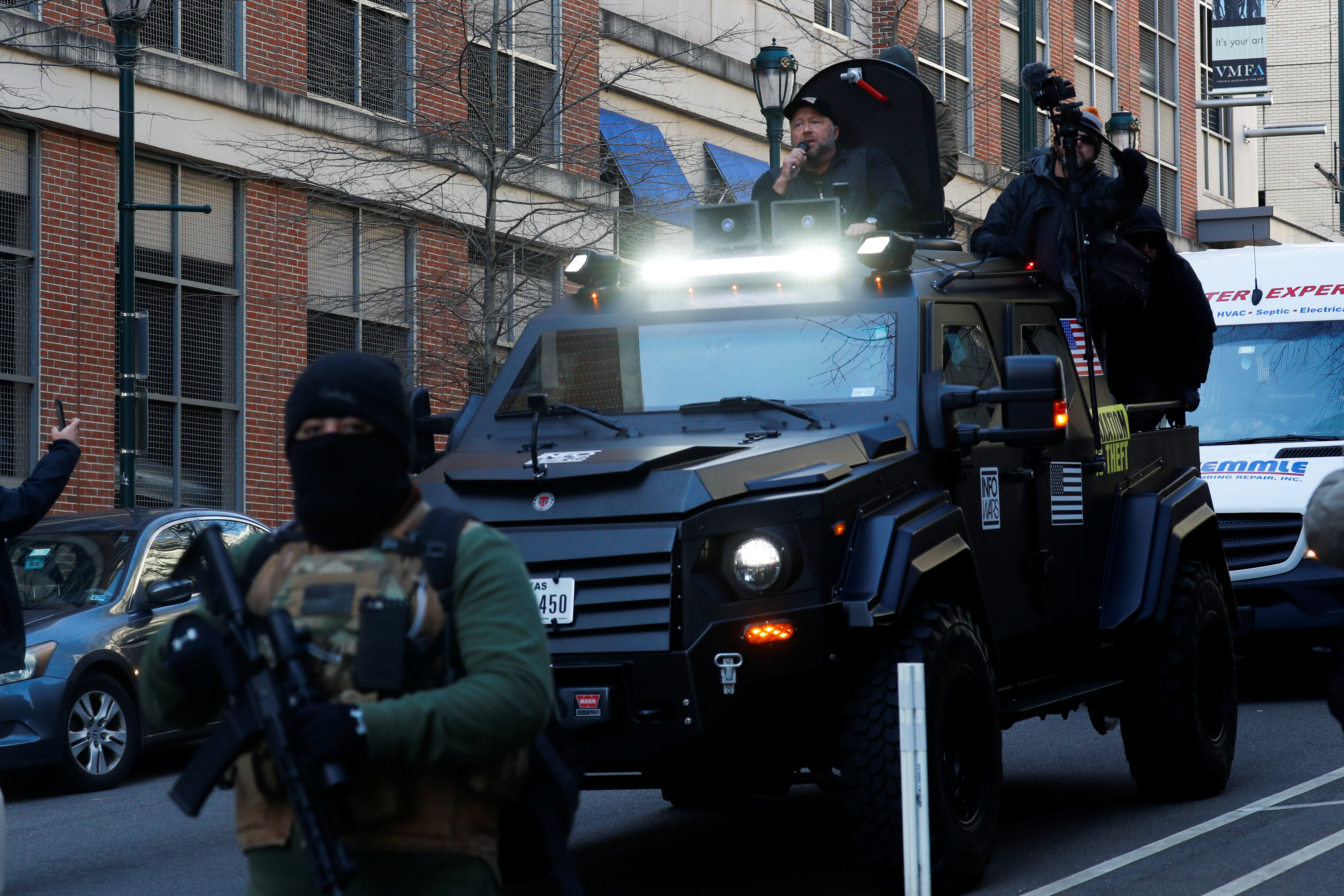 El popular presentador de radio Alex Jones, un defensor de la tenencia de armas y promotor de teorías conspirativas, habla desde un vehículo acorazado (REUTERS/Leah Millis)