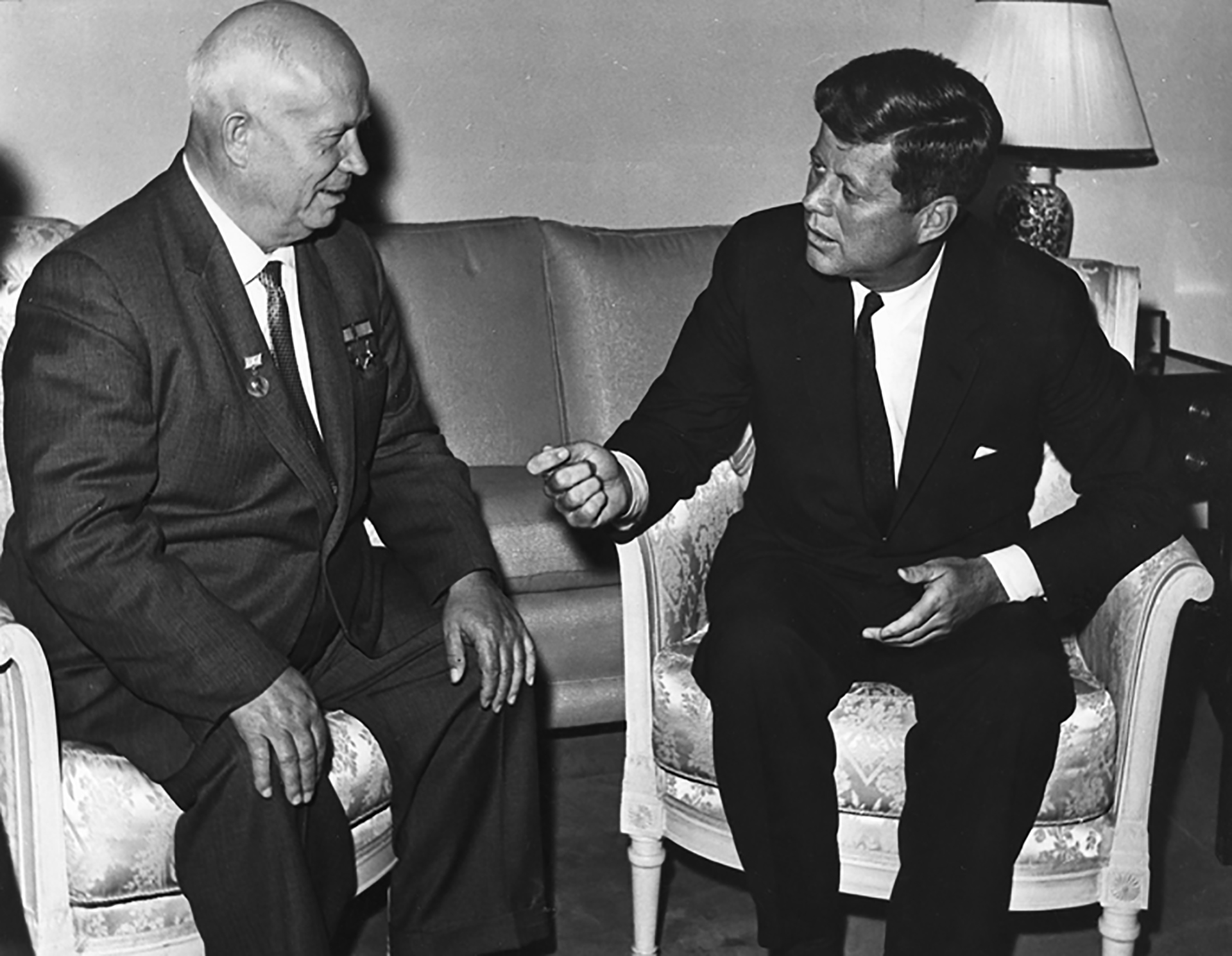 Nikita Khrushchev y John F. Kennedy en Viena, en 1961. Eran tiempos de Guerra Fría y la carrera armamentística ponía en riesgo al mundo entero (AP)