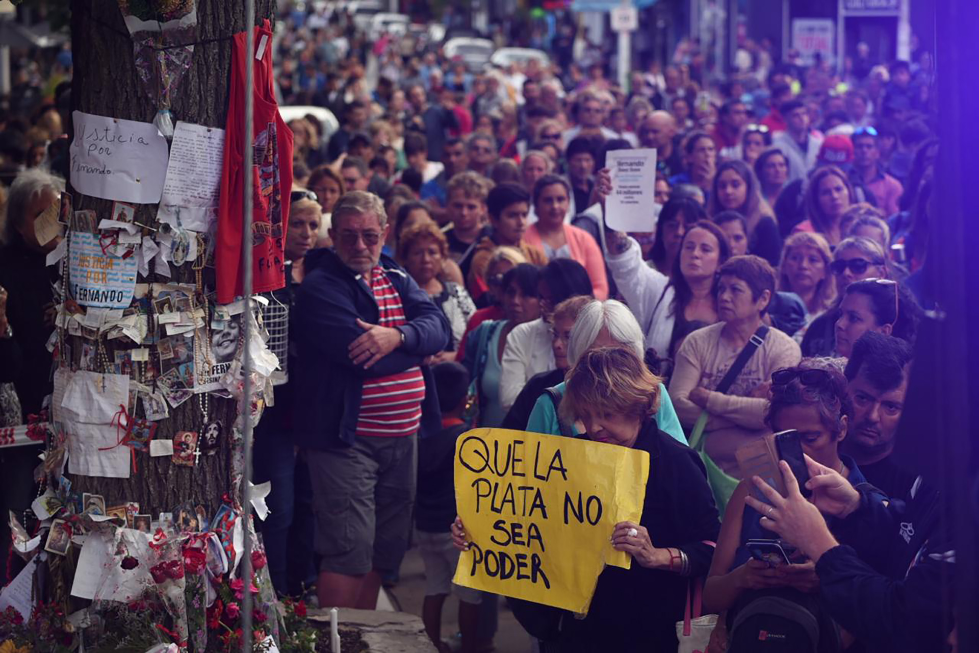 Un hombre mira el altar en homenaje a Fernando en Villa Gesell