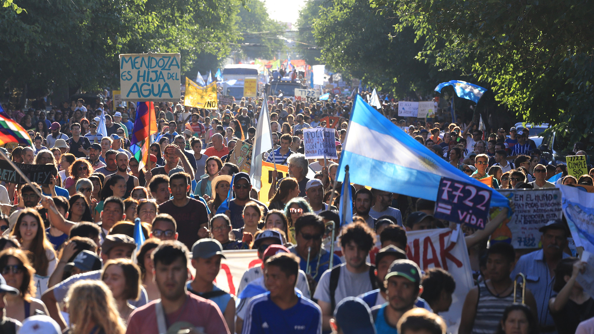 Fuentes policiales aseguraron que fue de parte de los manifestantes que les comenzaron a arrojar botellas y piedras.