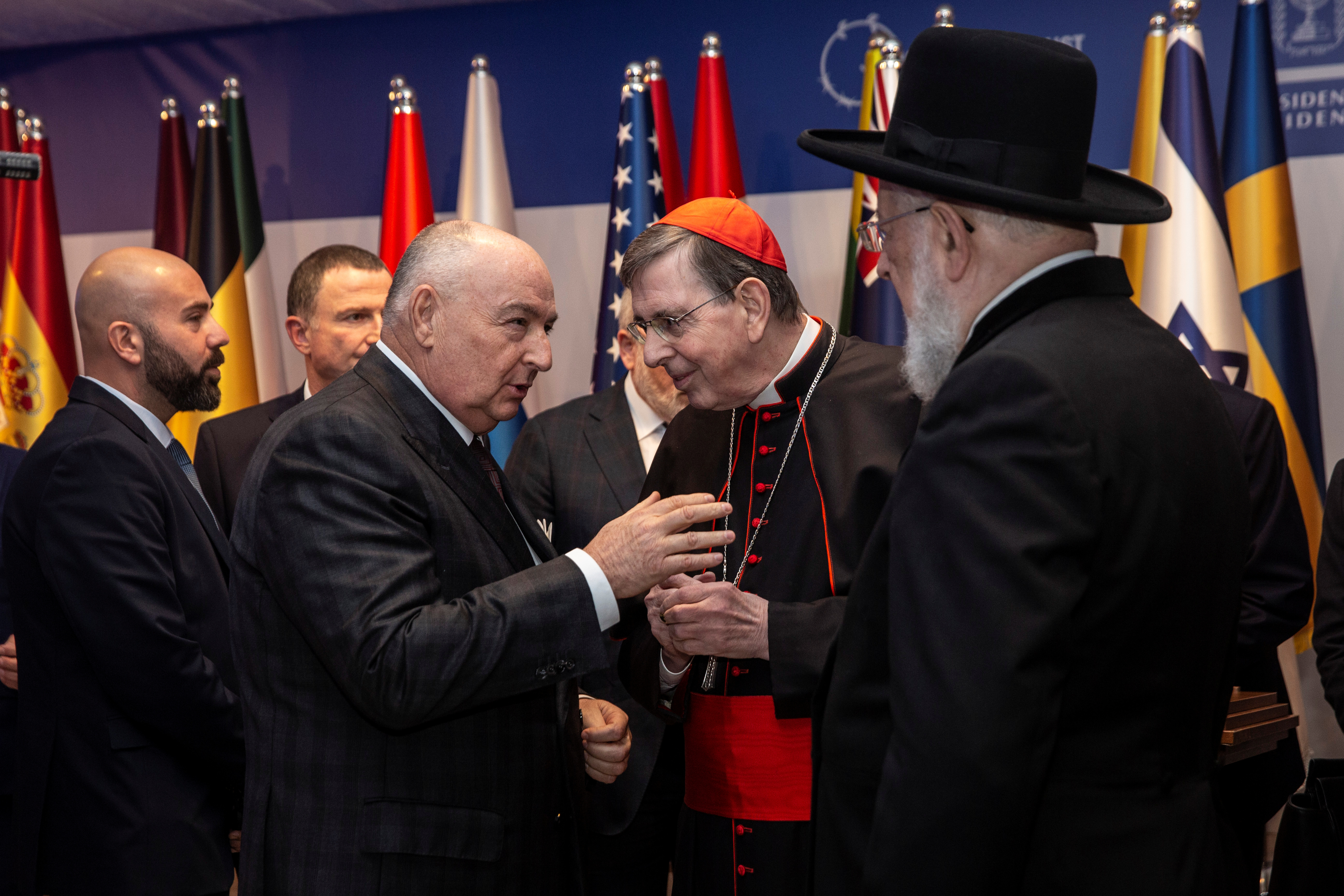 Rabbi Yisrael Meir Lau, el obispo Kurt Koch y Moshe Kantor, líder del Consejo de Liderazgo Judío, en la cena en la residencia del presidente israelí, Reuven Rivlin (Heidi Levine/Pool via REUTERS)