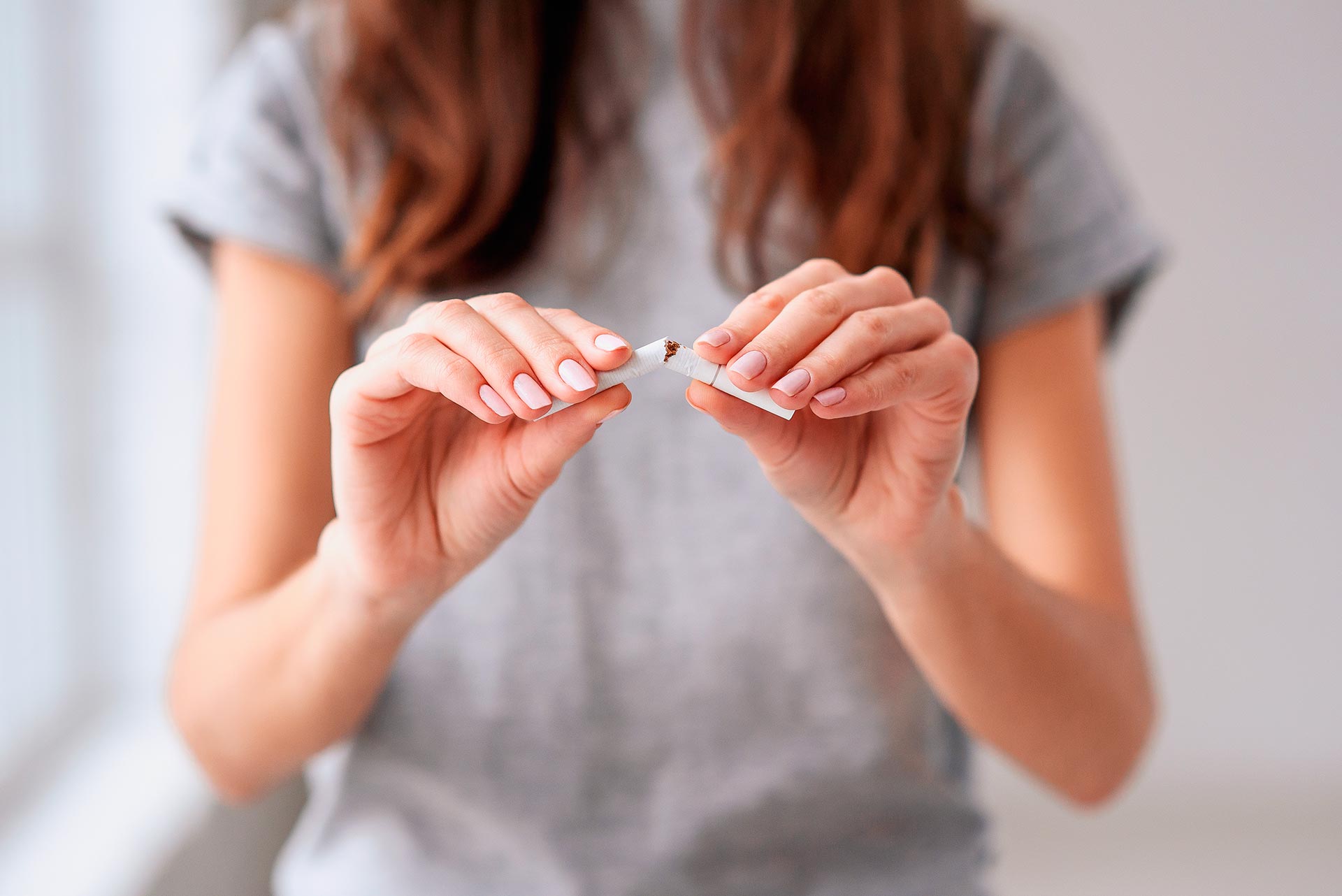 Dejar de fumar tiene un beneficio inmediato, incluso en los fumadores empedernidos, pero el cuerpo necesita al menos entre cinco y 10 años, y en algunos casos hasta 25, para que el riesgo cardiovascular (Shutterstock)