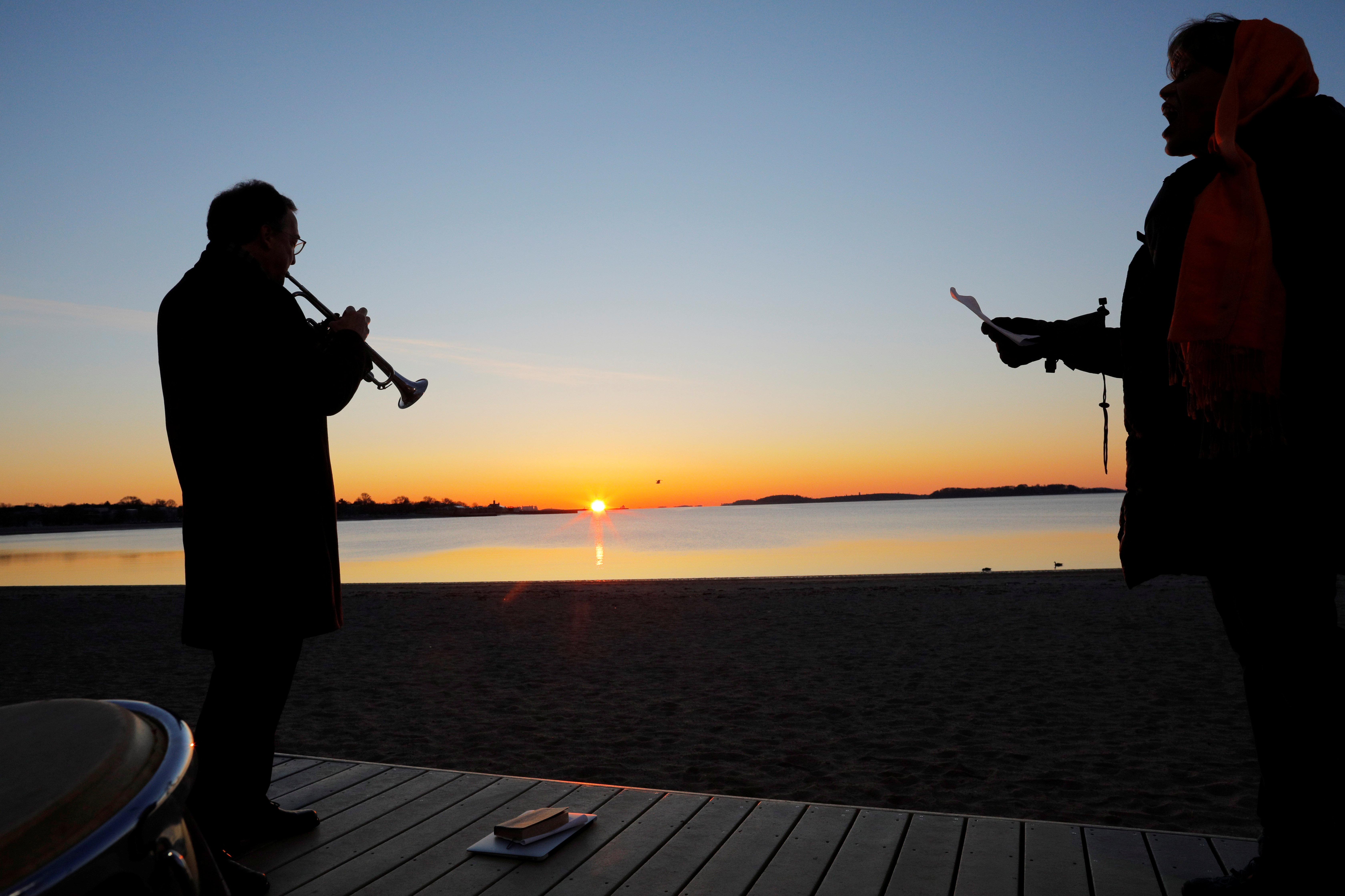 Los religiosos a través de instrumentos musicales interpretaron cánticos pidiendo por el fin de la pandemia, que ya supera los 1.8 millones de infectados en todo el mundo