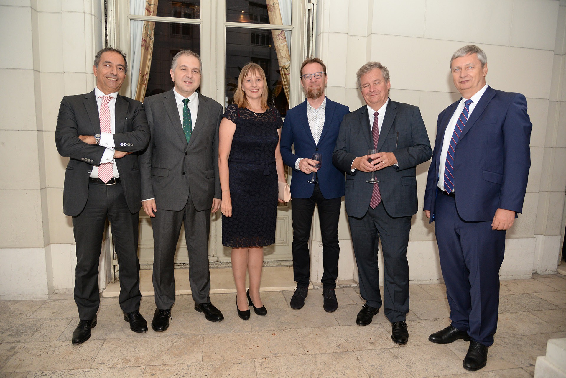 João Ribeiro de Almeida, embajador de Portugal; Irakli Kurashvili, embajador de Georgia; Aleksandra Piatkowska, embajadora de Polonia acompañada por su esposo; Peter Maddens, embajador de Bélgica; y Rastislav Hindický embajador de Eslovaquia