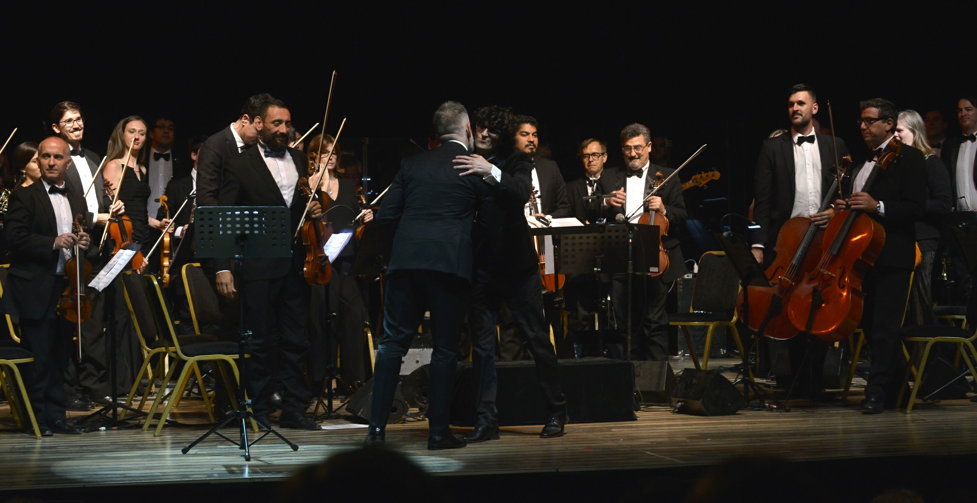 Luis Novaresio y Damián Mahler en el gran final de la Gala Sinfónica a beneficio de la Fundación INECO /// Fotos: Gustavo Gavotti