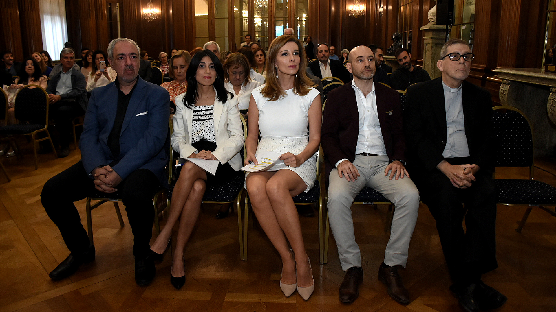 En primera fila, las autoras junto a los impulsores de la distinción previo a la entrega del diploma