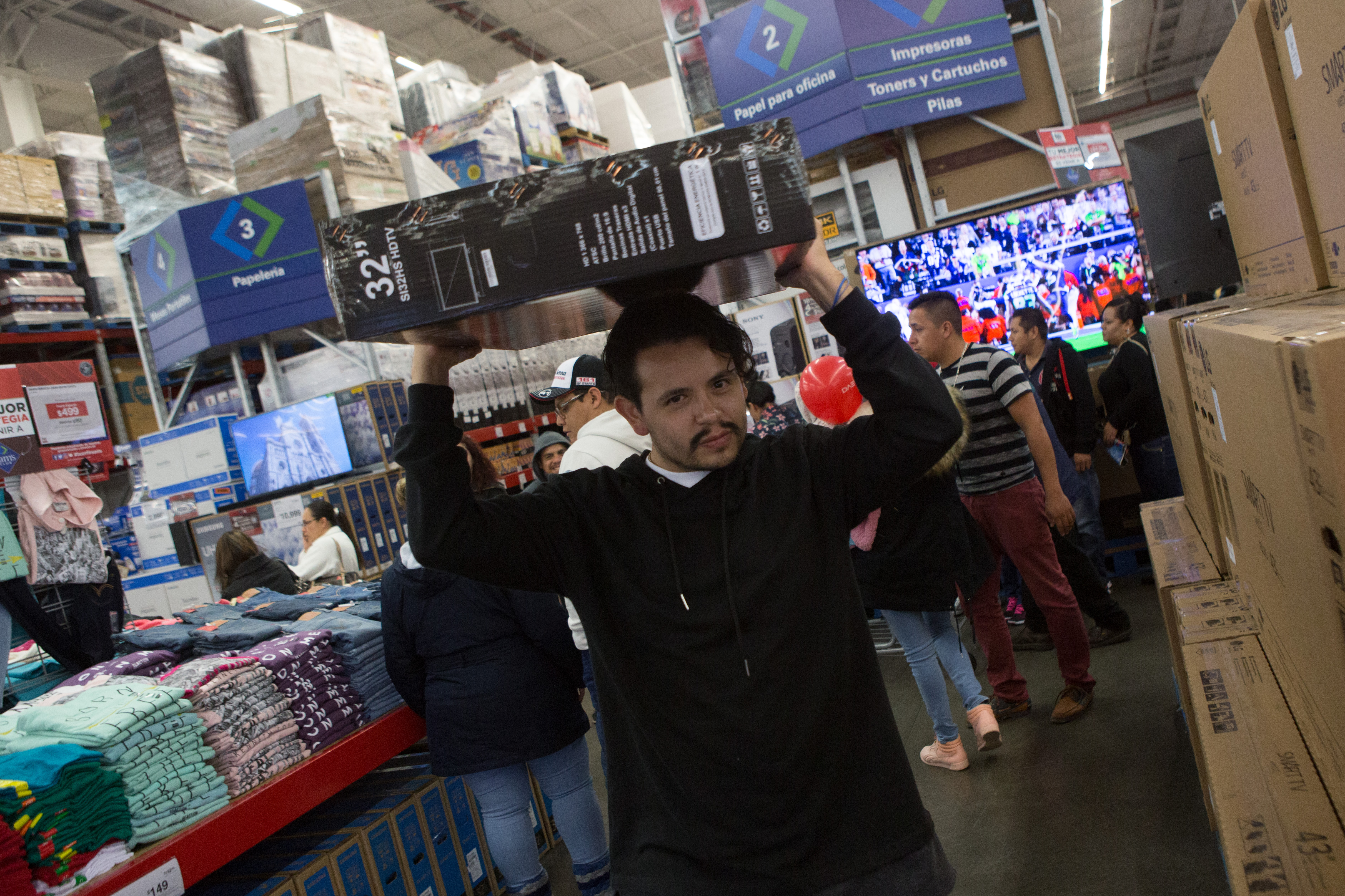 Las personas madrugan con tal de ser los primeros en entrar a las tiendas (Foto: Cuartoscuro)