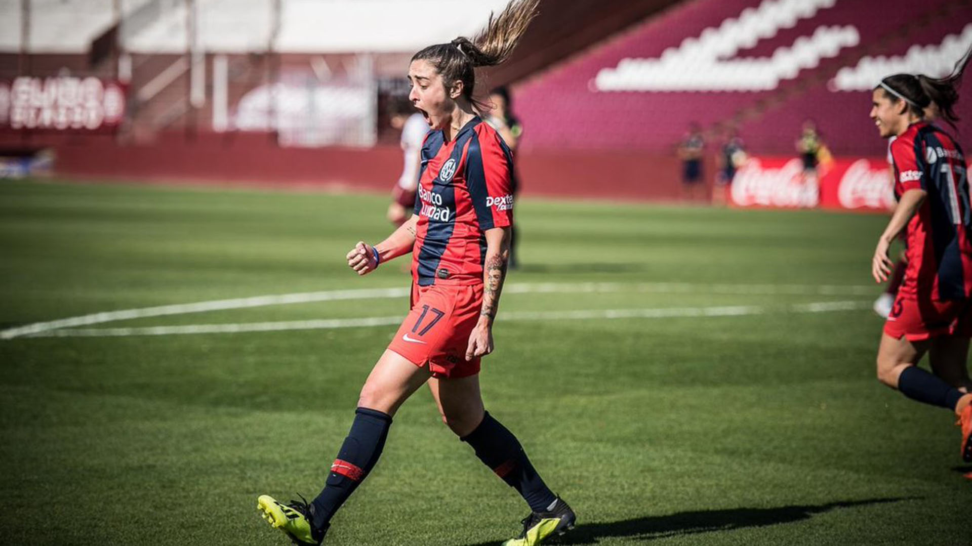 La profesionalización del fútbol femenino peleada por la jugadora Maca Sánchez marca un antes y un después en la participación de mujeres, lesbianas y trans en el deporte argentino.