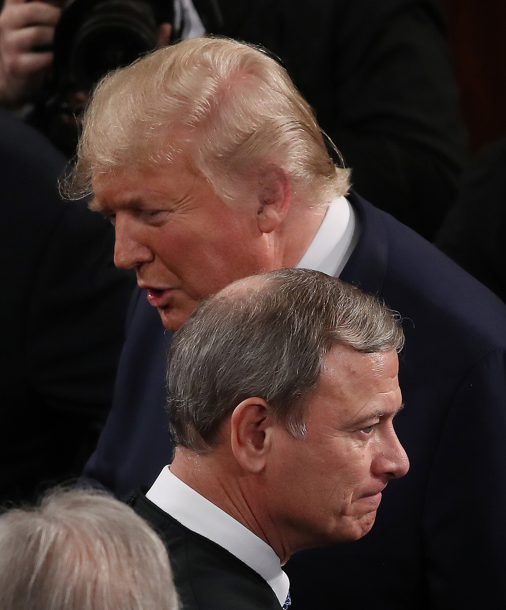 Donald Trump y el presidente de la Corte Suprema John Roberts (Mark Wilson/Getty Images/AFP)