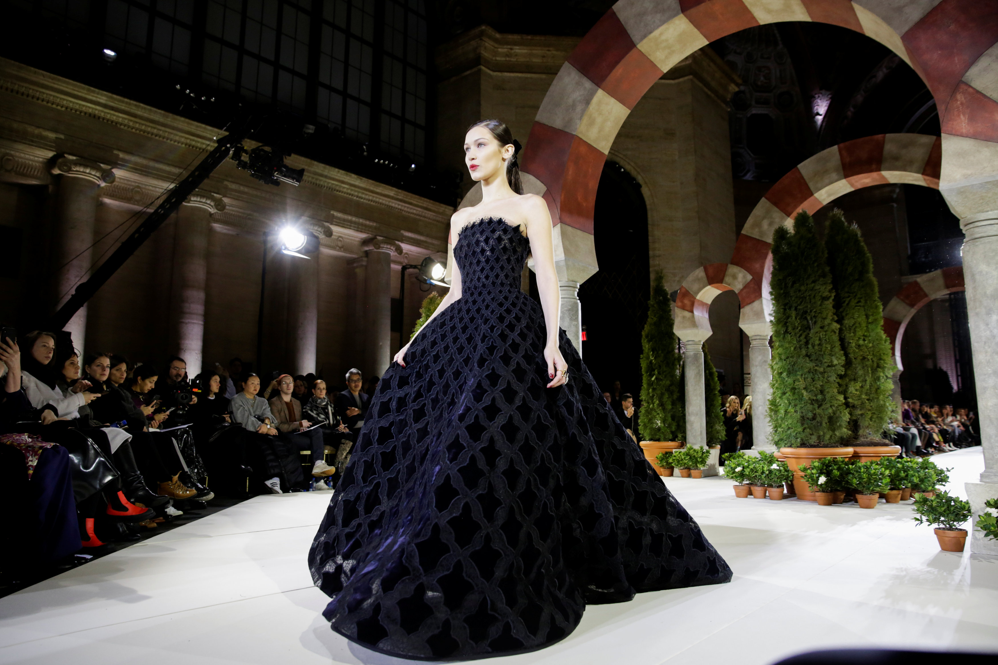 Bella Hadid en la pasarela de Oscar de la Renta