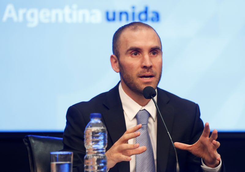 FOTO DE ARCHIVO. El ministro de Economía argentino Martín Guzmán habla durante una conferencia de prensa en Buenos Aires, Argentina 11 de diciembre, 2019. REUTERS/Mariana Greif