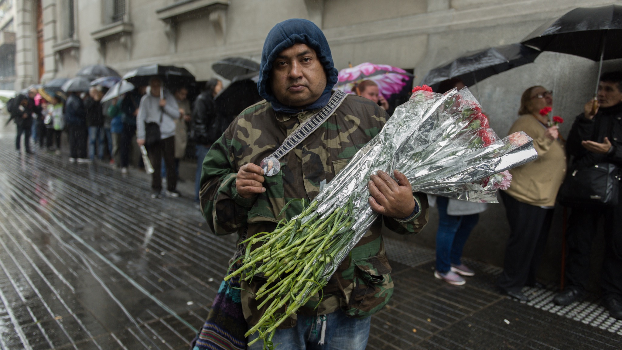Un vendedor de flores, se sumó a la despedida
