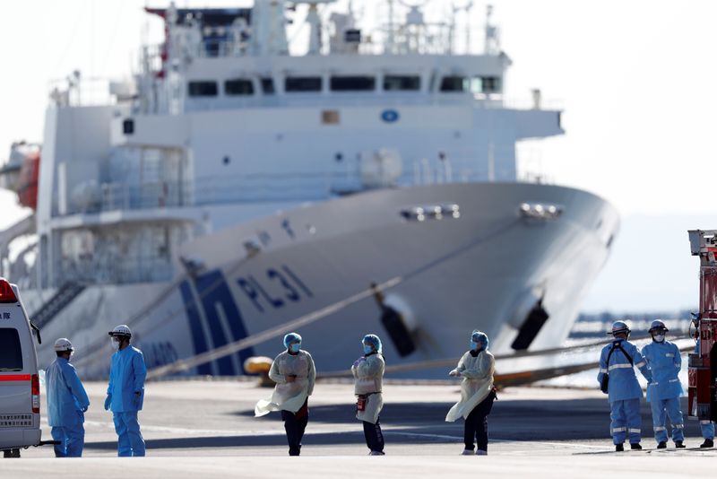 Foto del martes de personal médico trabajando cerca del crucero Diamond Princess, en el que decenas de pasajeros dieron positivo de coronavirus, en el puerto de Yokohama, en Japón.
Feb 11, 2020. REUTERS/Issei Kato