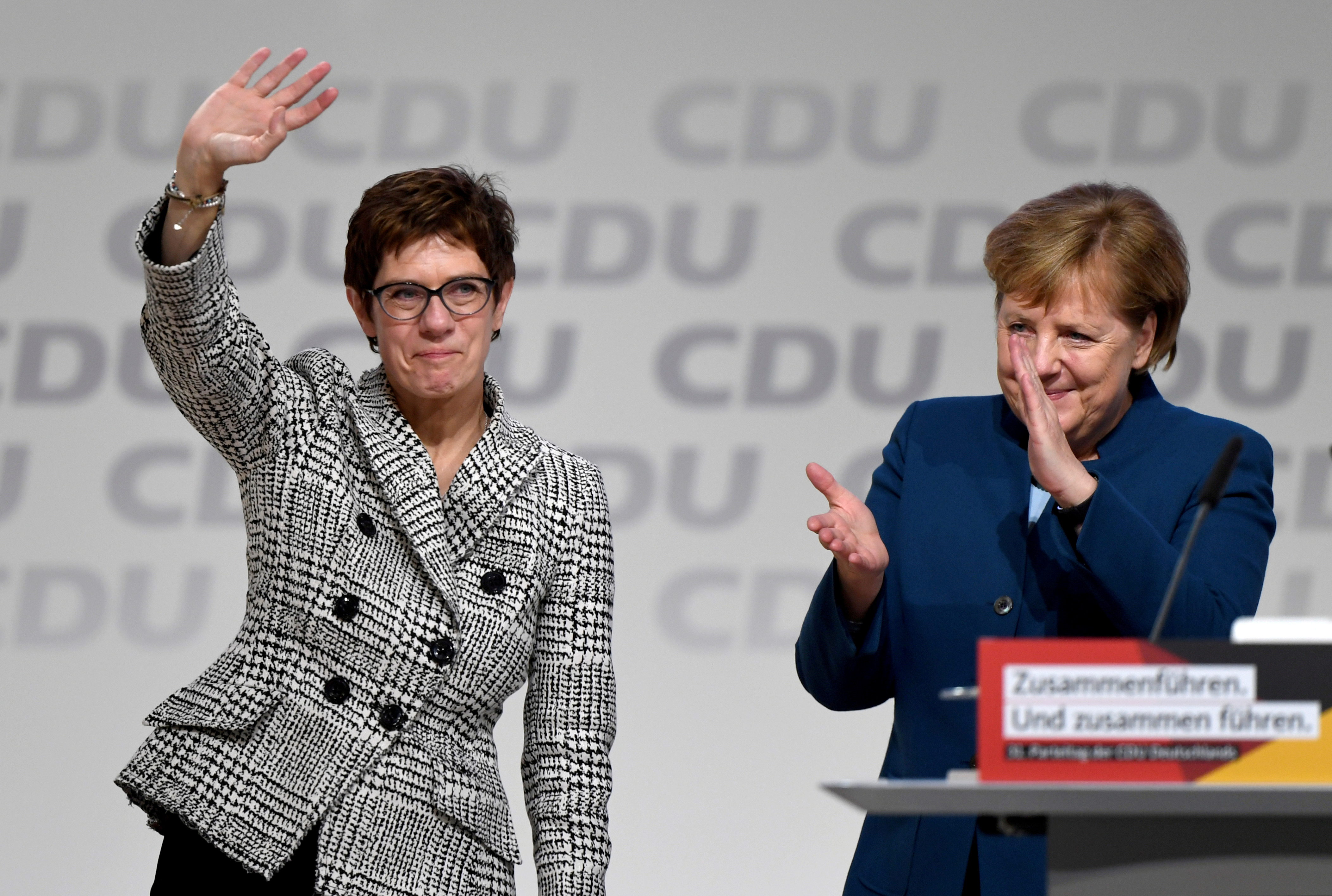 Annegret Kramp-Karrenbauer saluda la canciller alemana Angela Merkel después de ser elegida como líder del partido, el 7 de diciembre de 2018 (REUTERS/Fabian Bimmer)