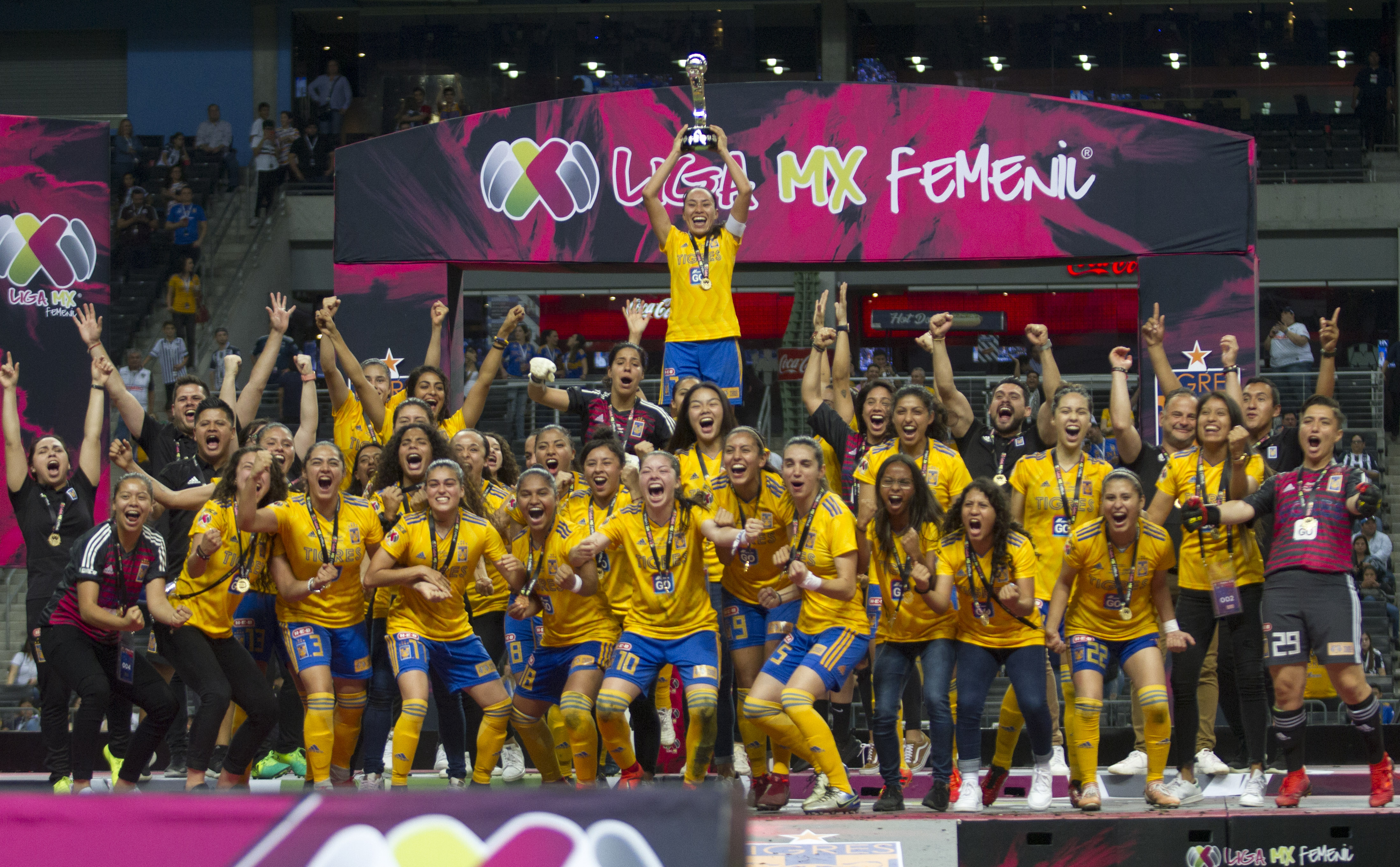 Jugadoras del equipo de Tigres Femenil, levantan la copa al ganar de visitantes 2 goles por 11 ante el equipo de las Rayadas del Monterrey, en el estadio BBVA Bancomer en la Liga MX Femenil, Clausura 2019 (Foto: Cuartoscuro)