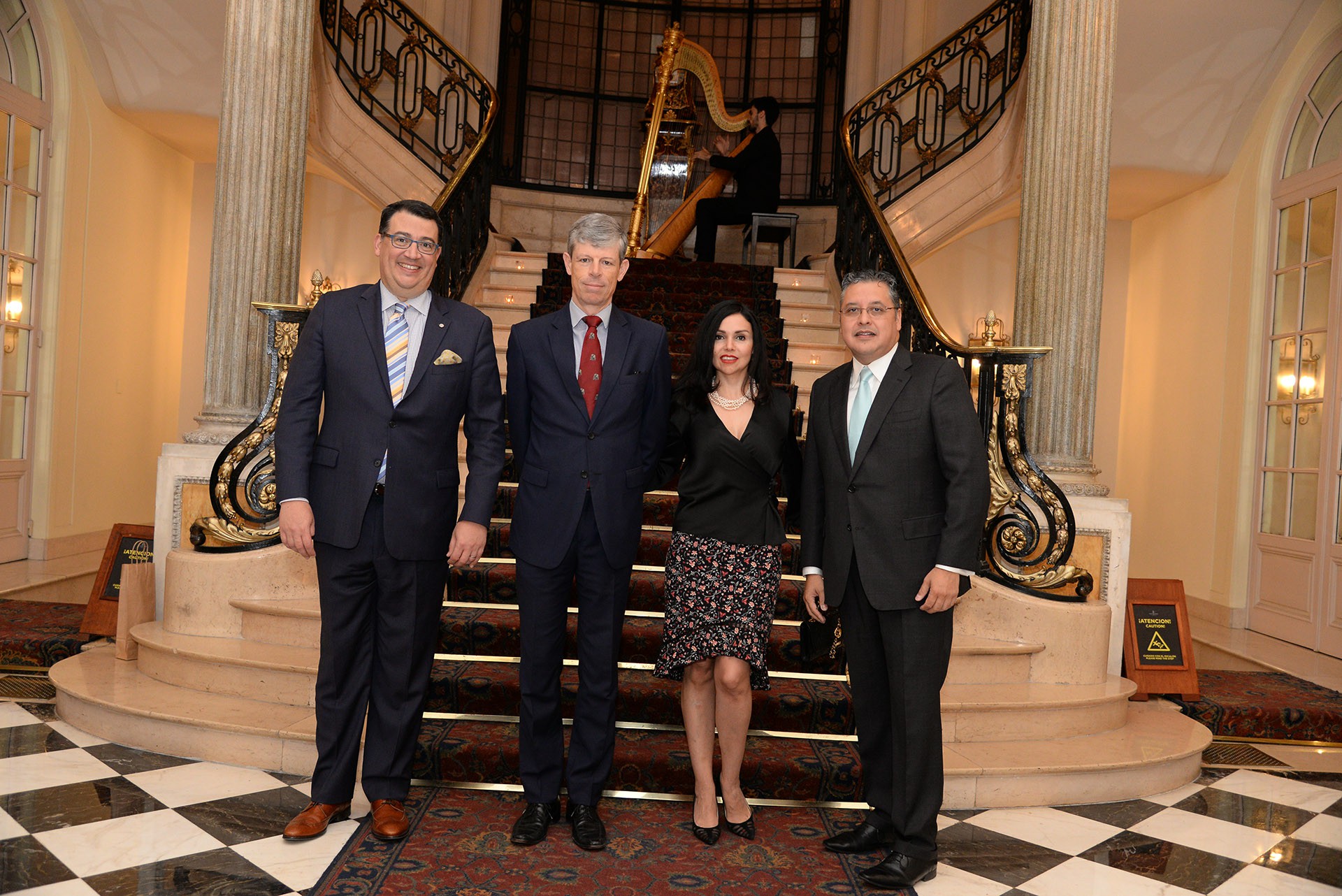 Los anfitriones junto al embajador de Suiza, Heinrich Schellenberg, y su mujer