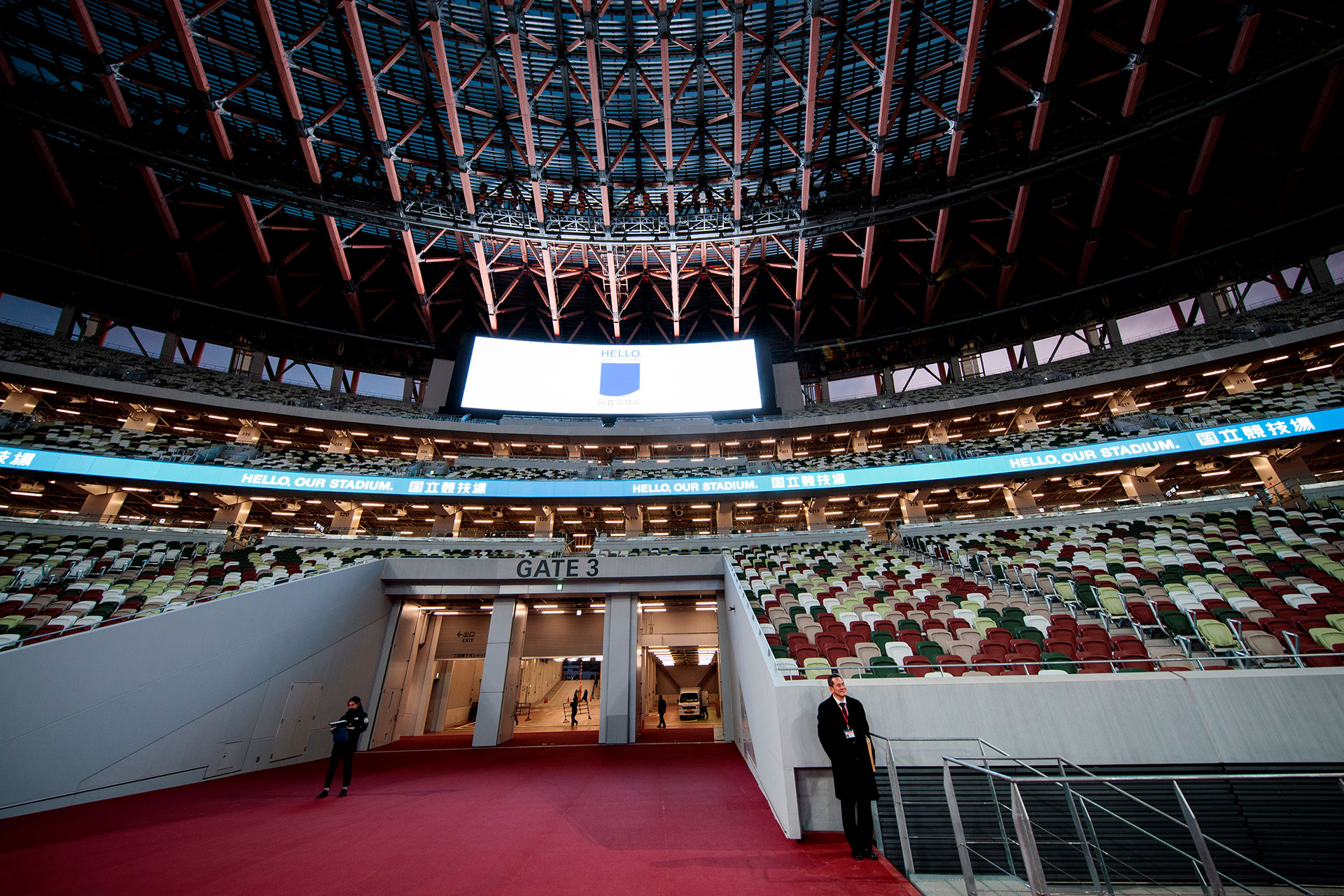 Construido en el emplazamiento del antiguo estadio nacional levantado para los Juegos de 1964, este estadio de 60.000 asientos, diseñado por el famoso arquitecto japonés Kengo Kuma, se inspira en técnicas tradicionales, especialmente un uso importante de la madera
