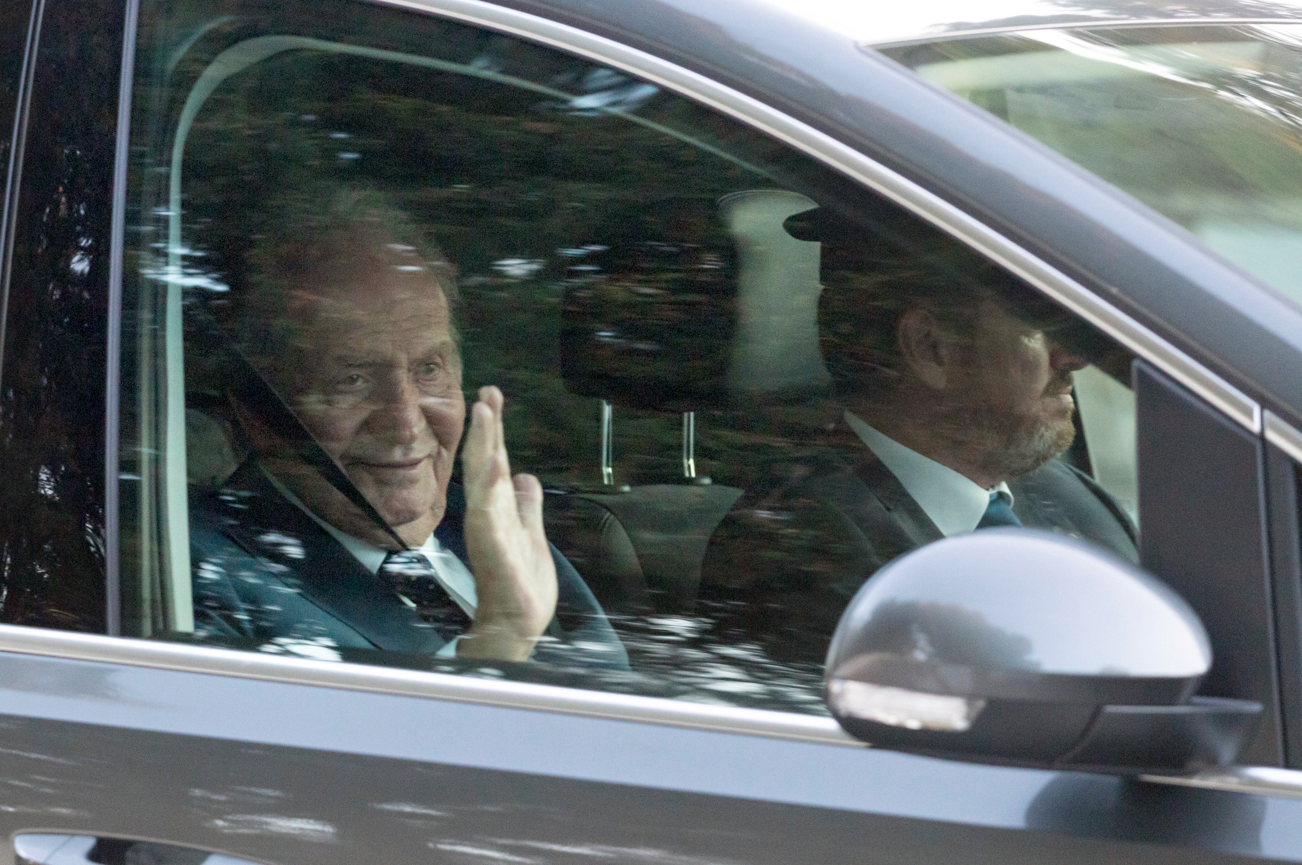 El rey Juan Carlos, invitado a la boda de Rafa Nadal y Mery Perelló, a su salida de la fiesta celebrada en la finca situada en la península de Punta Avançada, en Pollença, al norte de Mallorca. EFE/ Lliteres.