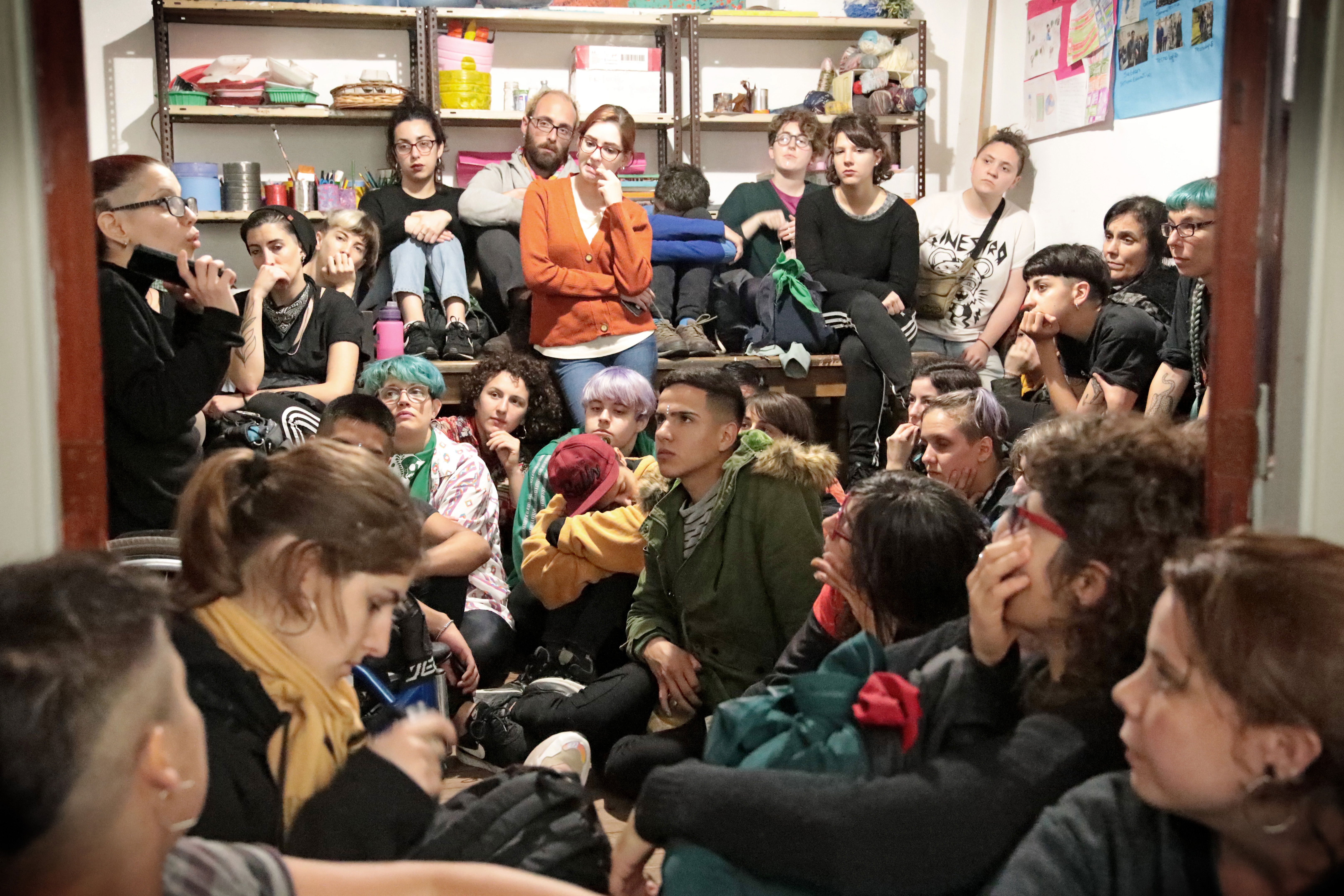 La modalidad funcionamiento es horizontal, esto significa que no son jerárquicos, sino que cada persona participa con voz propia y una coordinadora ordena la charla y toma nota. No se vota, sino que se arman conclusiones en base al consenso, reflejando acuerdos y diferencias