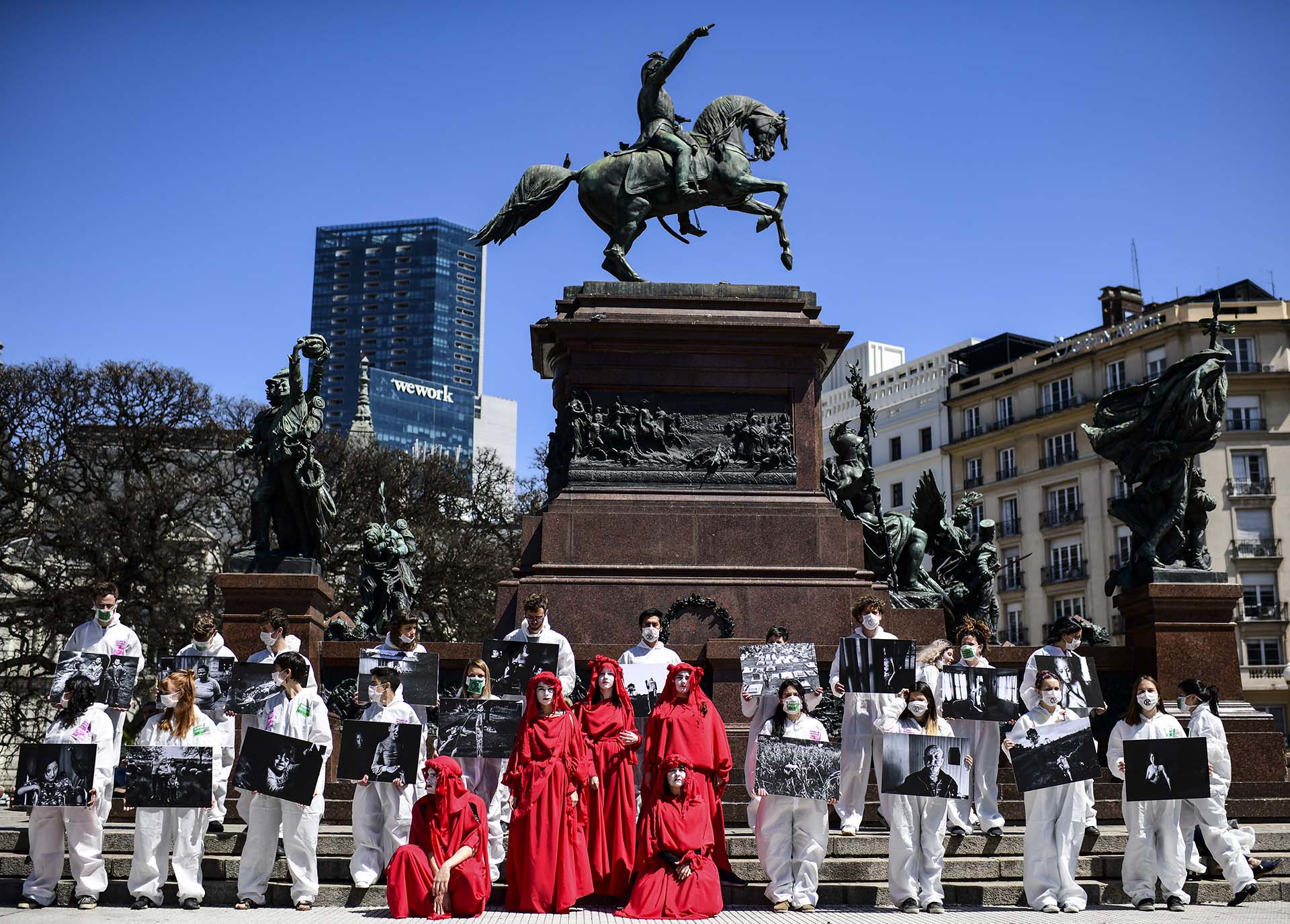 Los manifestantes participan en una manifestación convocada por el grupo activista contra el cambio climático Extinction Rebellion, en la plaza San Martín en Buenos Aires el 7 de octubre de 2019. (Foto de RONALDO SCHEMIDT / AFP)