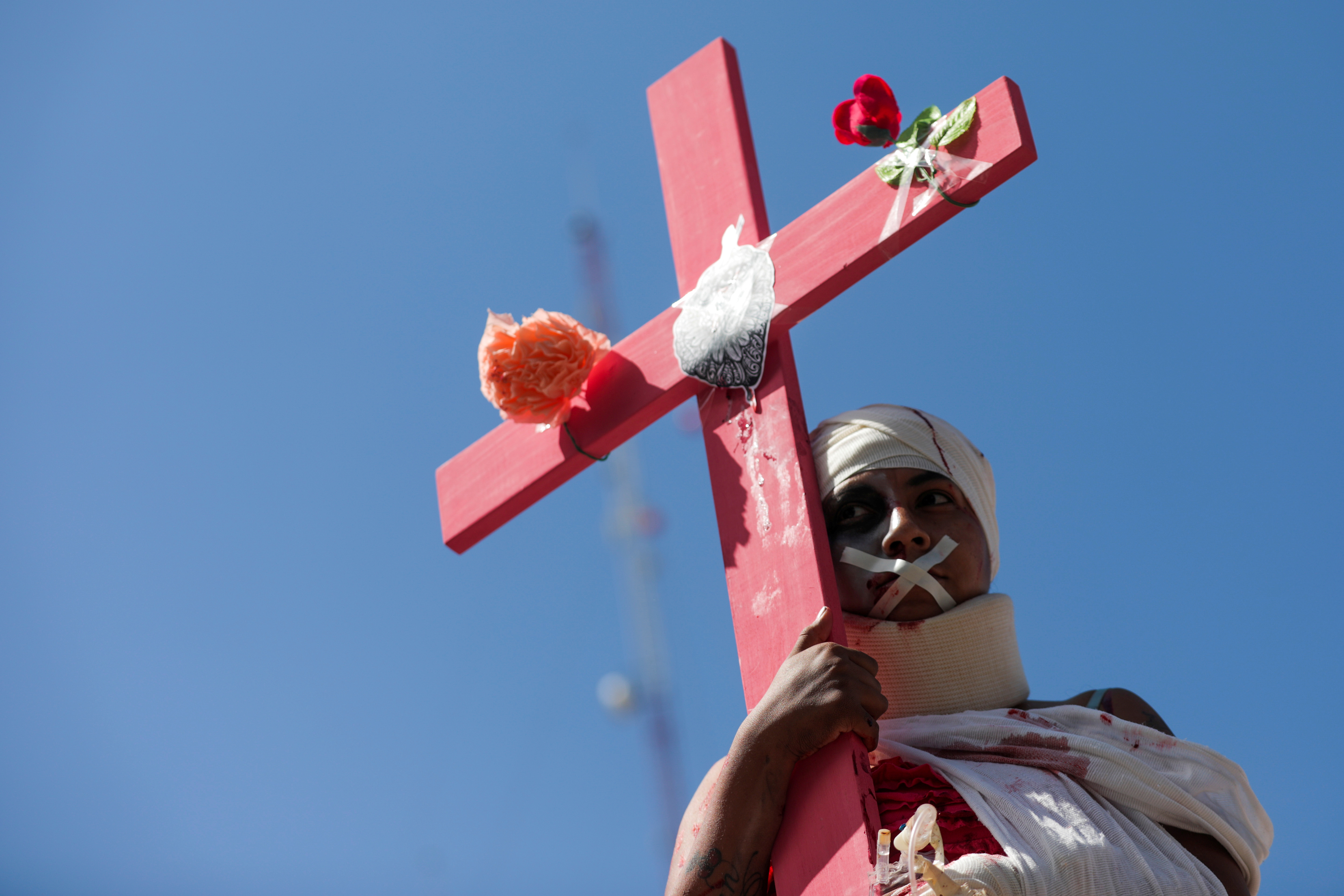 Una mujer presenta una actuación para conmemorar el Día Internacional de la Mujer y exigir justicia para las víctimas de violencia de género y feminicidios, en Ecatepec, en las afueras de la Ciudad de México (REUTERS / Luisa Gonzalez)