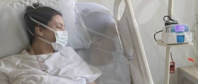 La mujer que dio a luz tiene 32 años y a sus 38 semanas de embarazo se le realizó una cesárea para evitar complicaciones Foto: (captura de pantalla Noticieros Televisa)