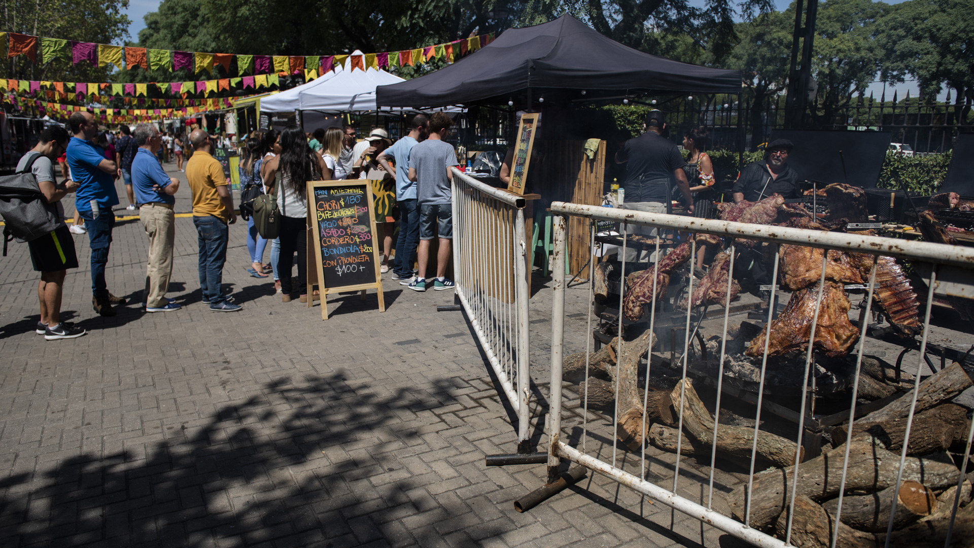 El sector de las parrillas es uno de los más concurridos por los comensales. Chorizos, bife de chorizo, provoleta, vacío, asado, bondiola y cordero, son alguno de los cortes que ofrecen al público durante la jornada de este sábado 7 de marzo y mañana domingo 8 de marzo en el Hipódromo de Palermo