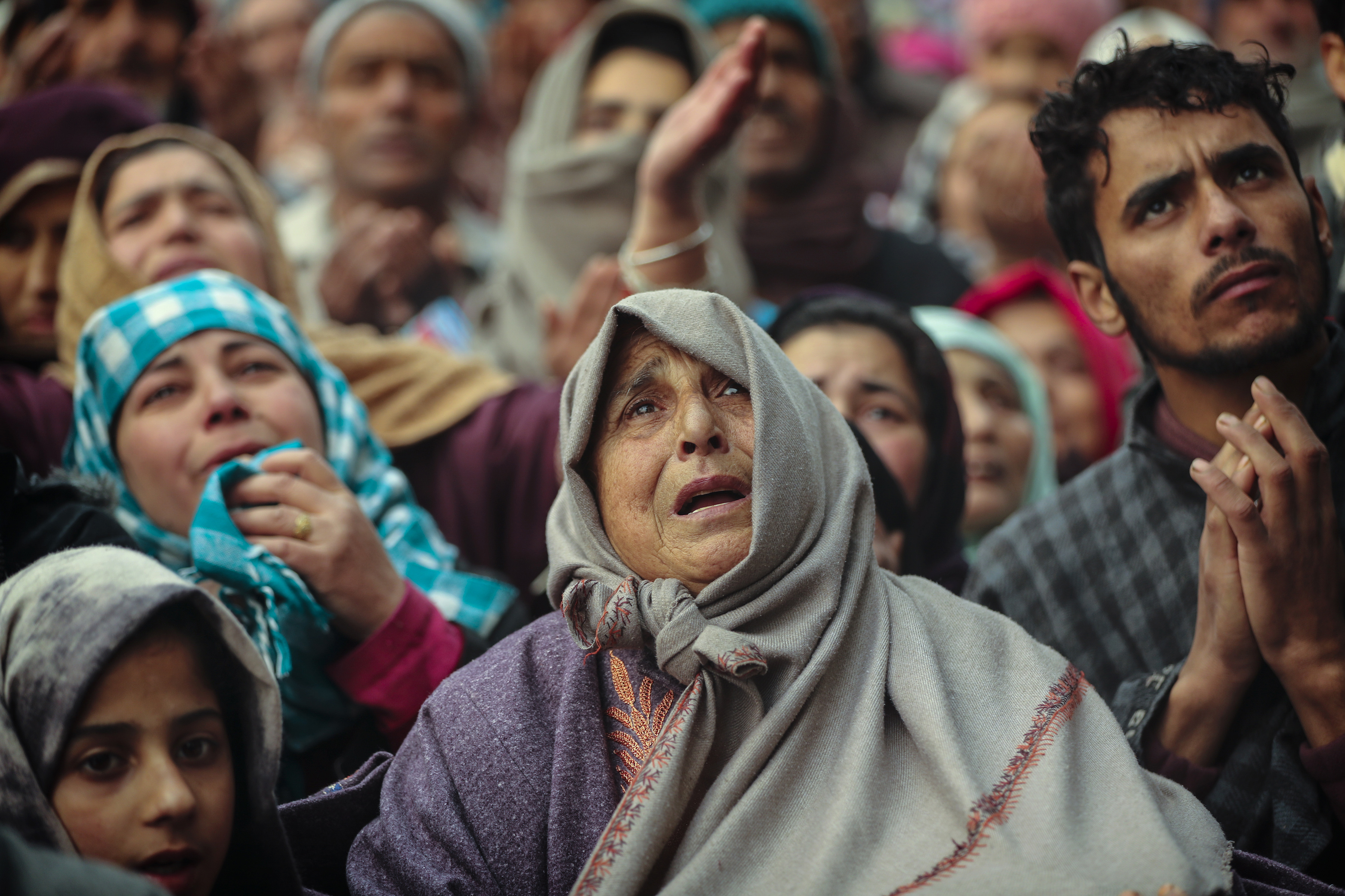 Los devotos musulmanes de Cachemira ofrecen oración fuera del santuario del santo sufí Sheikh Syed Abdul Qadir Jeelani en Srinagar, Cachemira controlada por la India, el 9 de diciembre de 2019. (Foto AP / Mukhtar Khan)