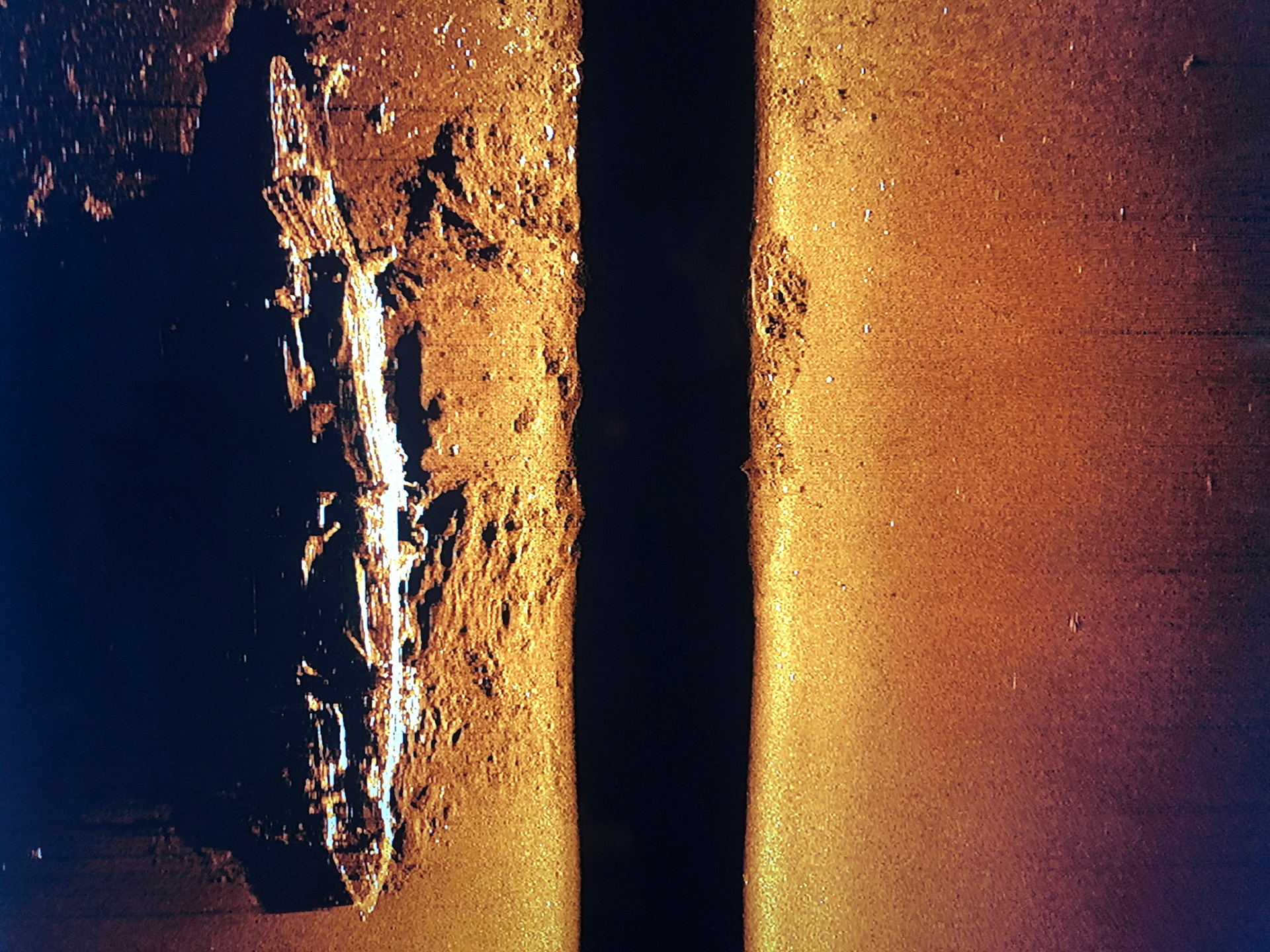 Una imagen de sonda de alta frecuencia del portaaviones japonés Akagi, en una pantalla a bordo del buque de investigación Petrel (AP / Caleb Jones)