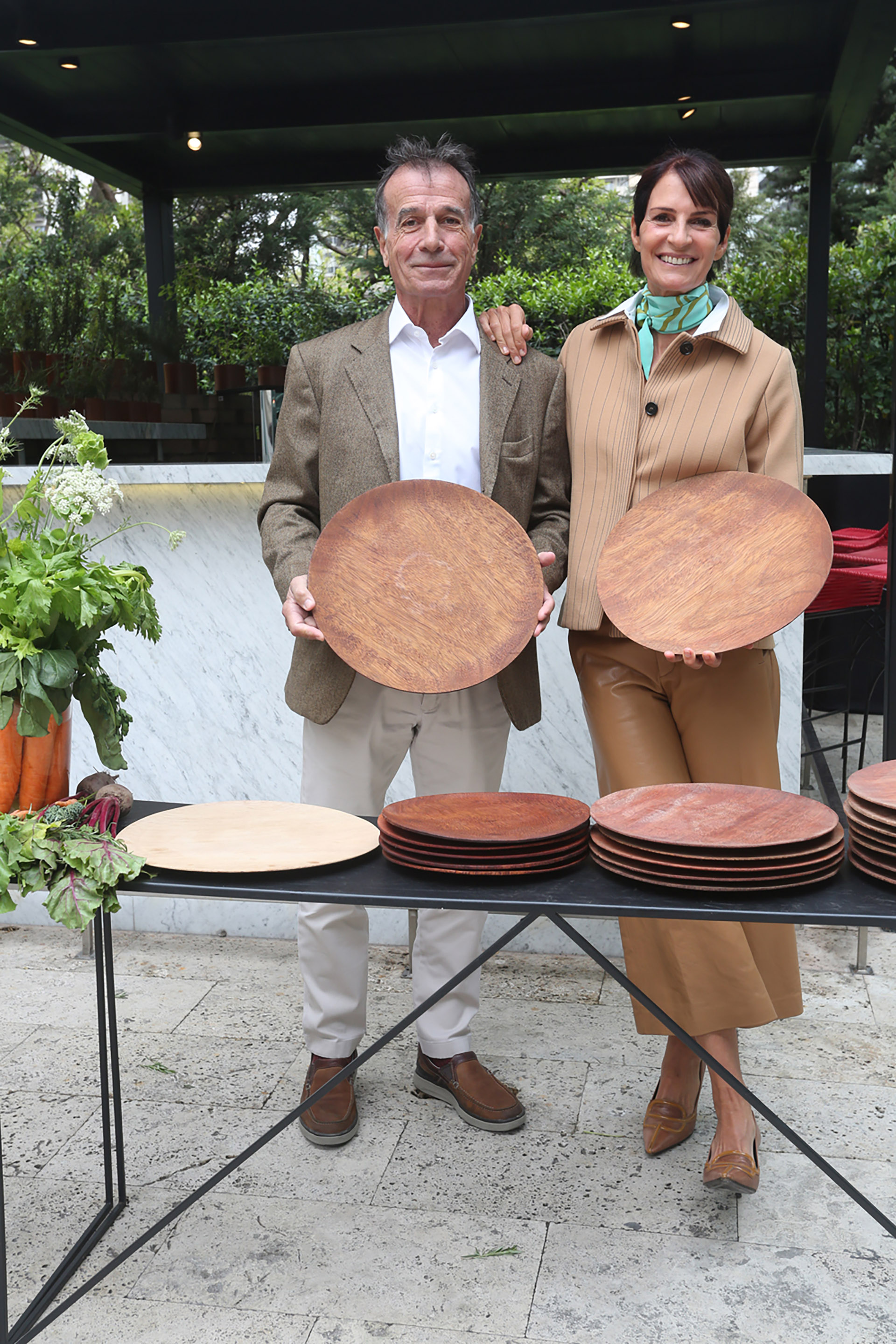 María Giménez lanzó MG Platos: con el foco en la calidad de la materia prima, un cuidadoso proceso de elaboración y un diseño simple y funcional, la diseñadora -que reinventó el clásico plato de madera- lanzó su nueva colección con un exclusivo almuerzo. En la foto, la acompaña su marido, Diego Miguens