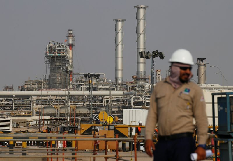 Foto de archivo de un empleado en las instalaciones de Saudi Aramco en Abqaiq, Arabia Saudita.
Oct 12, 2019. REUTERS/Maxim Shemetov