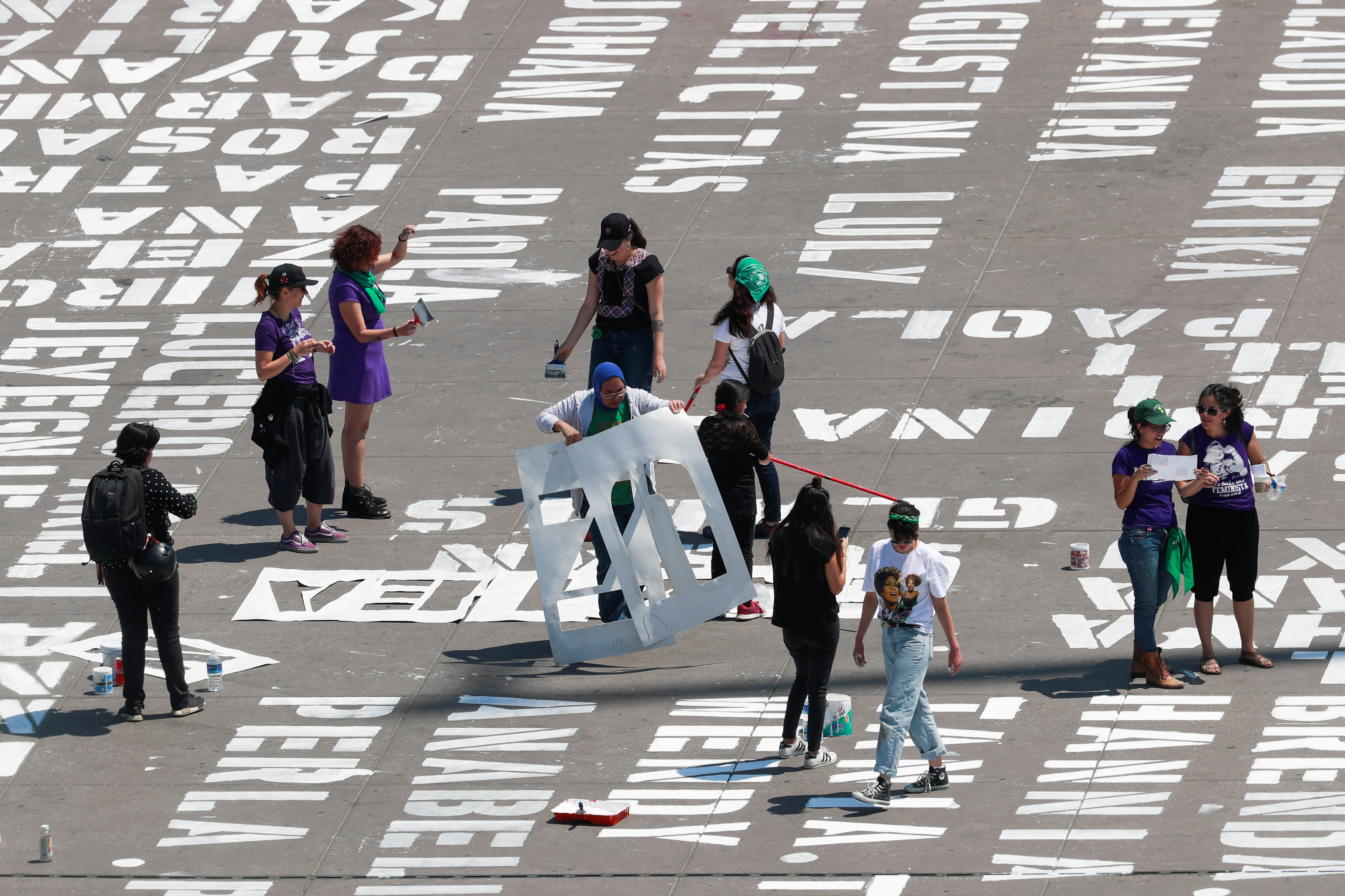 Las mujeres colocan nombres de víctimas de feminicidios durante el Día Internacional de la Mujer en la plaza Zócalo, en la Ciudad de México, México, 8 de marzo de 2020. (REUTERS / Henry Romero)