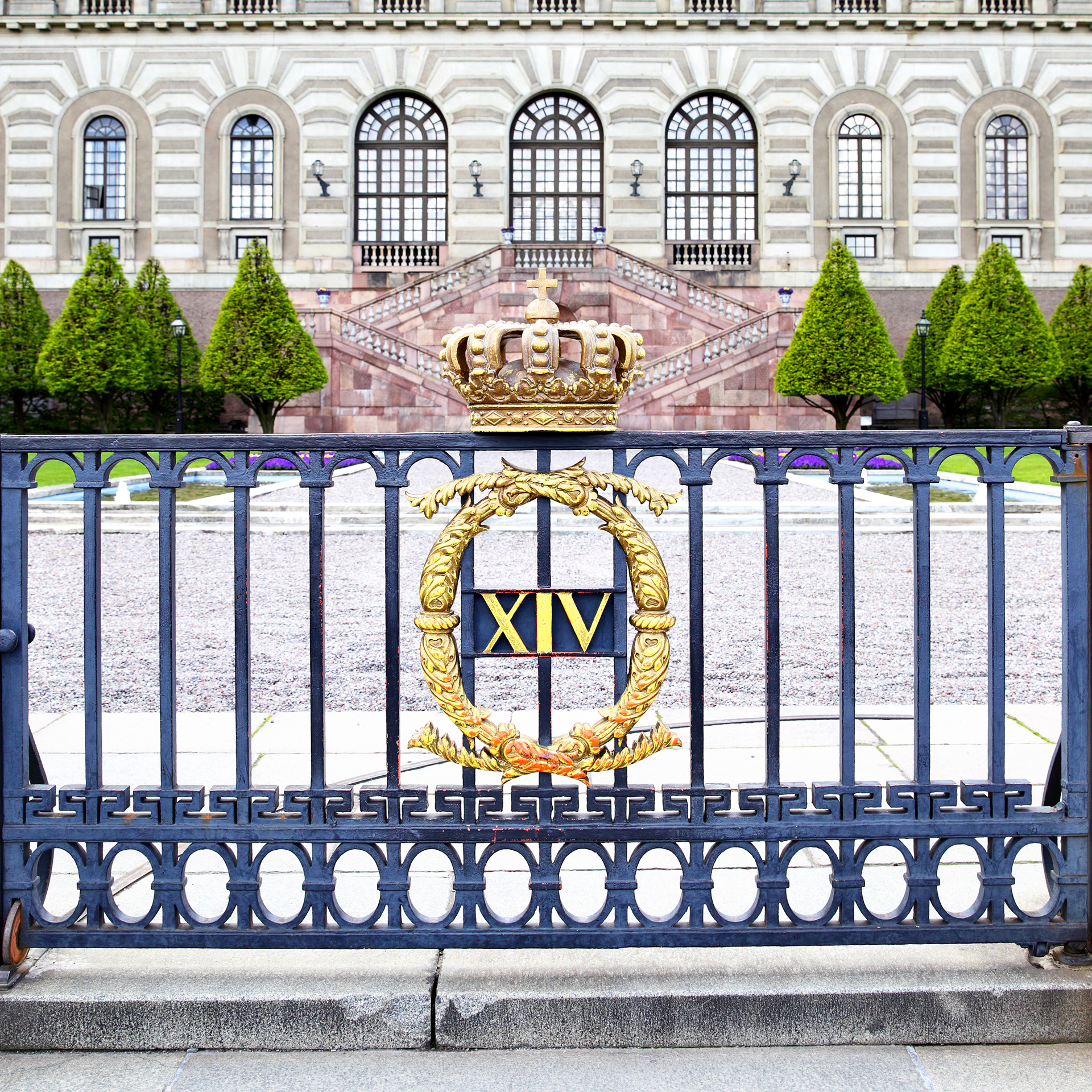 El palacio de Estocolmo es la residencia oficial y el mayor de los palacios de la monarquía sueca. Aunque la residencia privada de la familia real es el palacio de Drottningholm