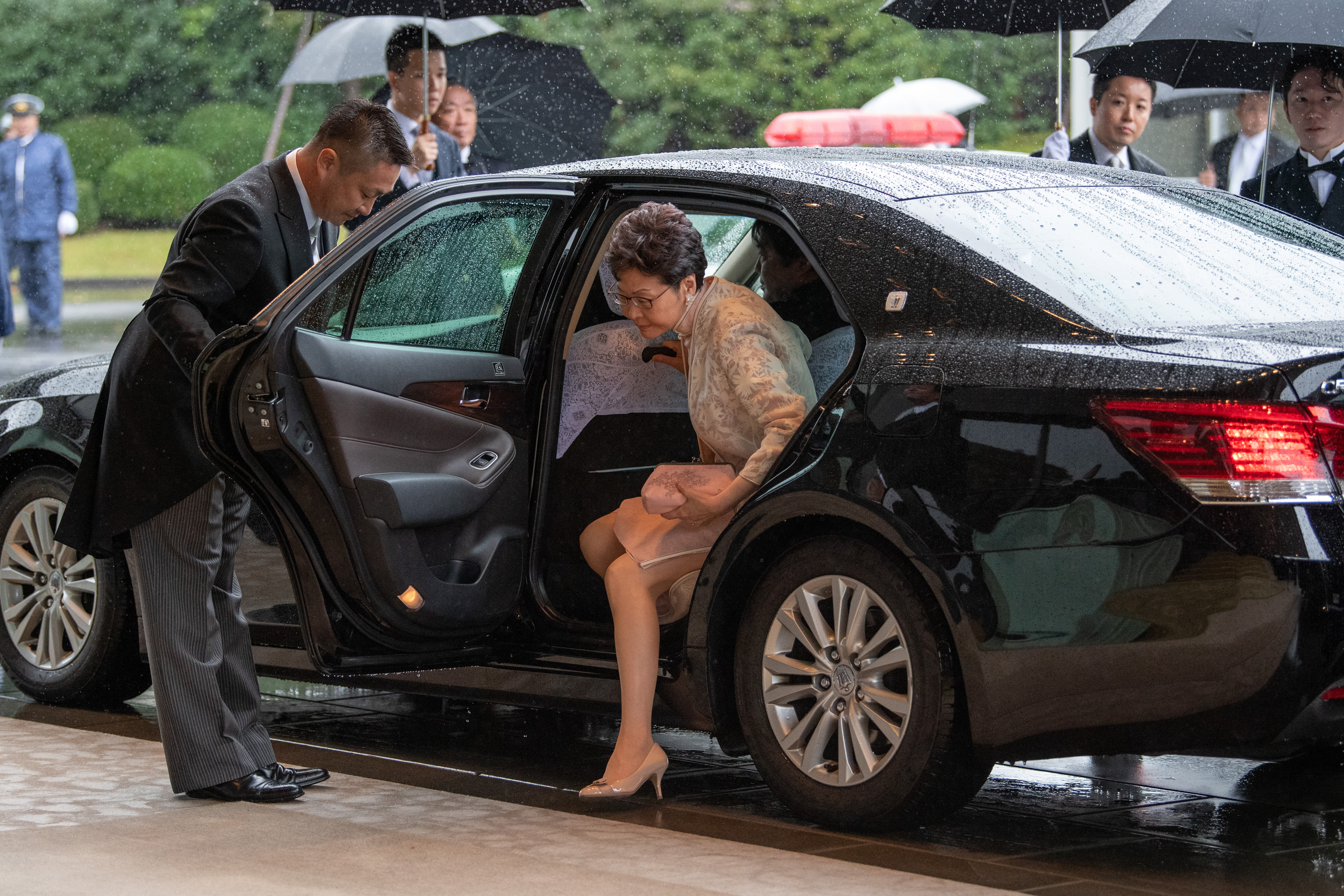 El presidente ejecutivo de Hong Kong, Carrie Lam, llega al Palacio Imperial (AFP)